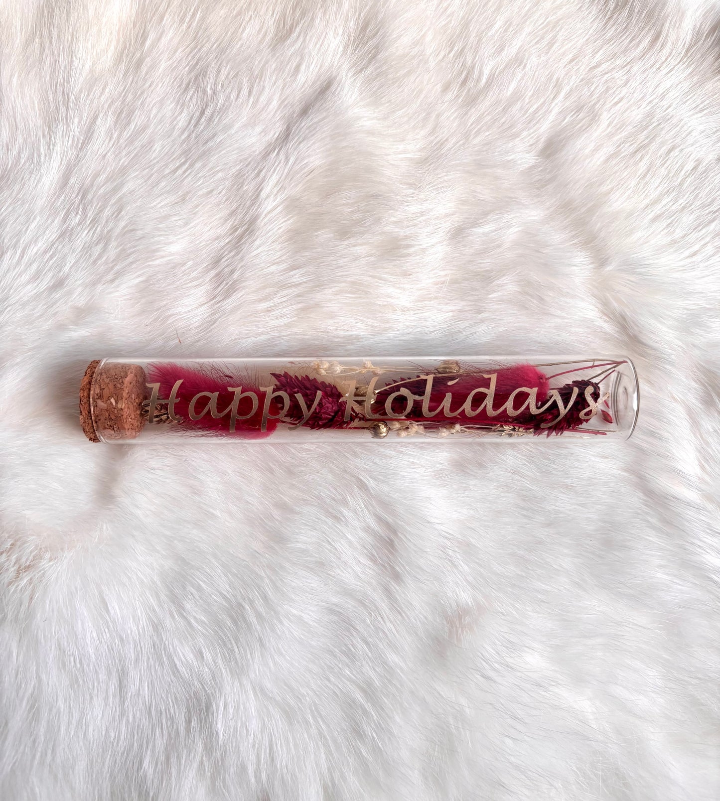 OK - Glazen buisje met kurk
Rood en gouden droogbloemen
Tekst: Happy Holiday goud
B 15cm
D 2,5cm
Prijs: €6,50
Voorraad: 1