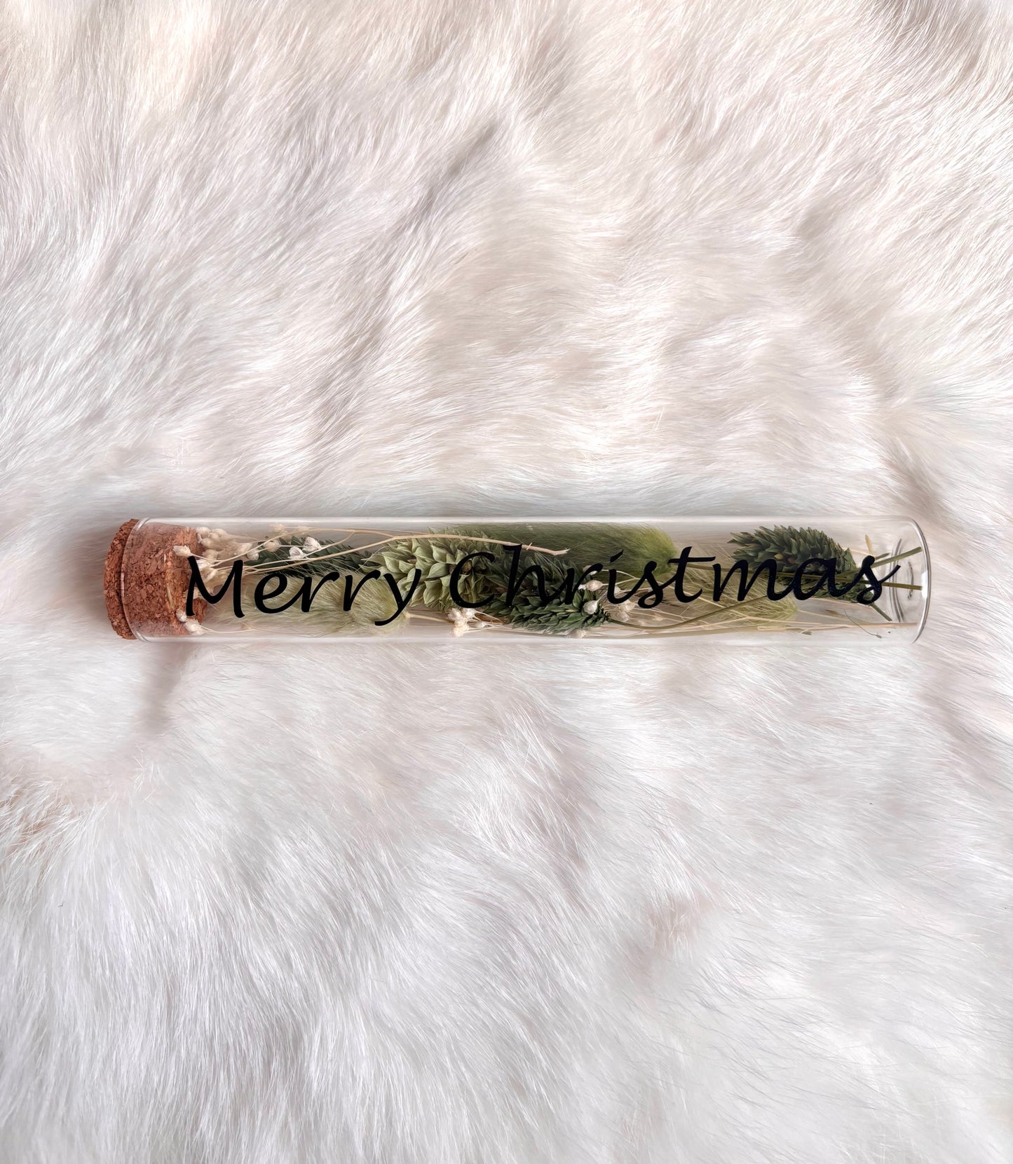 OK - Glazen buisje met kurk
Donkergroene en lichtgroen droogbloemen
Tekst: Merry Christmas zwart
B 15cm
D 2,5cm
Prijs: €6,50
Voorraad: 1