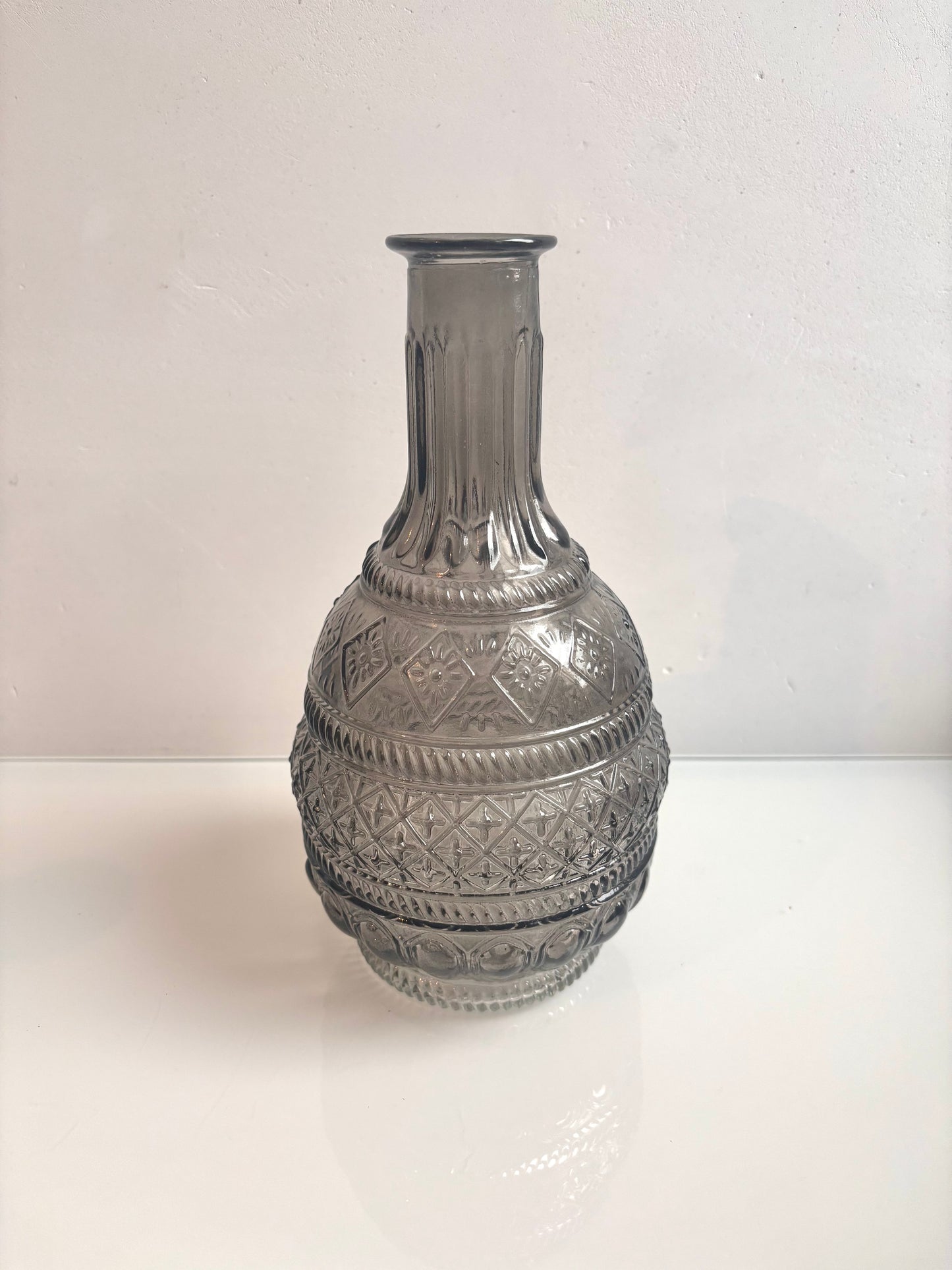 OK - Vaas met reliëf grijs
H 22cm
D H 2,5cm
Prijs: €8,90
Voorraad: 1