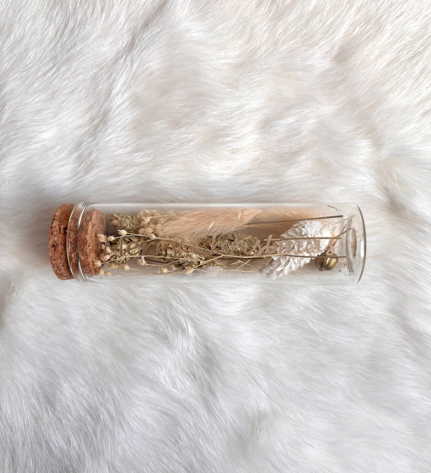 OK - Glazen buisje met kurk
Beige, wit en gouden droogbloemen
Tekst: Merry Christmas goud
B 10cm
D 3cm
Prijs: €5,50
Voorraad: 1