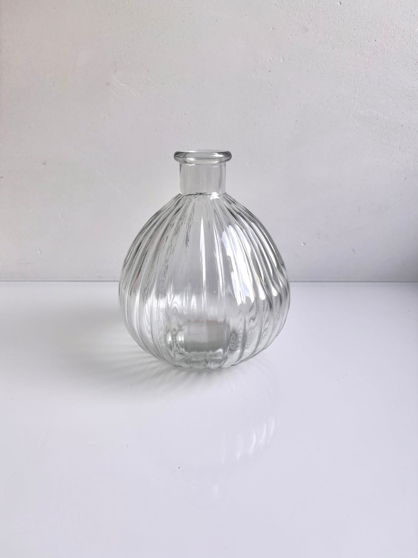 OK - Doorzichtige ronde vaas
H 16cm
Diameter opening hals 2,5cm
€6,50
Voorraad: 1