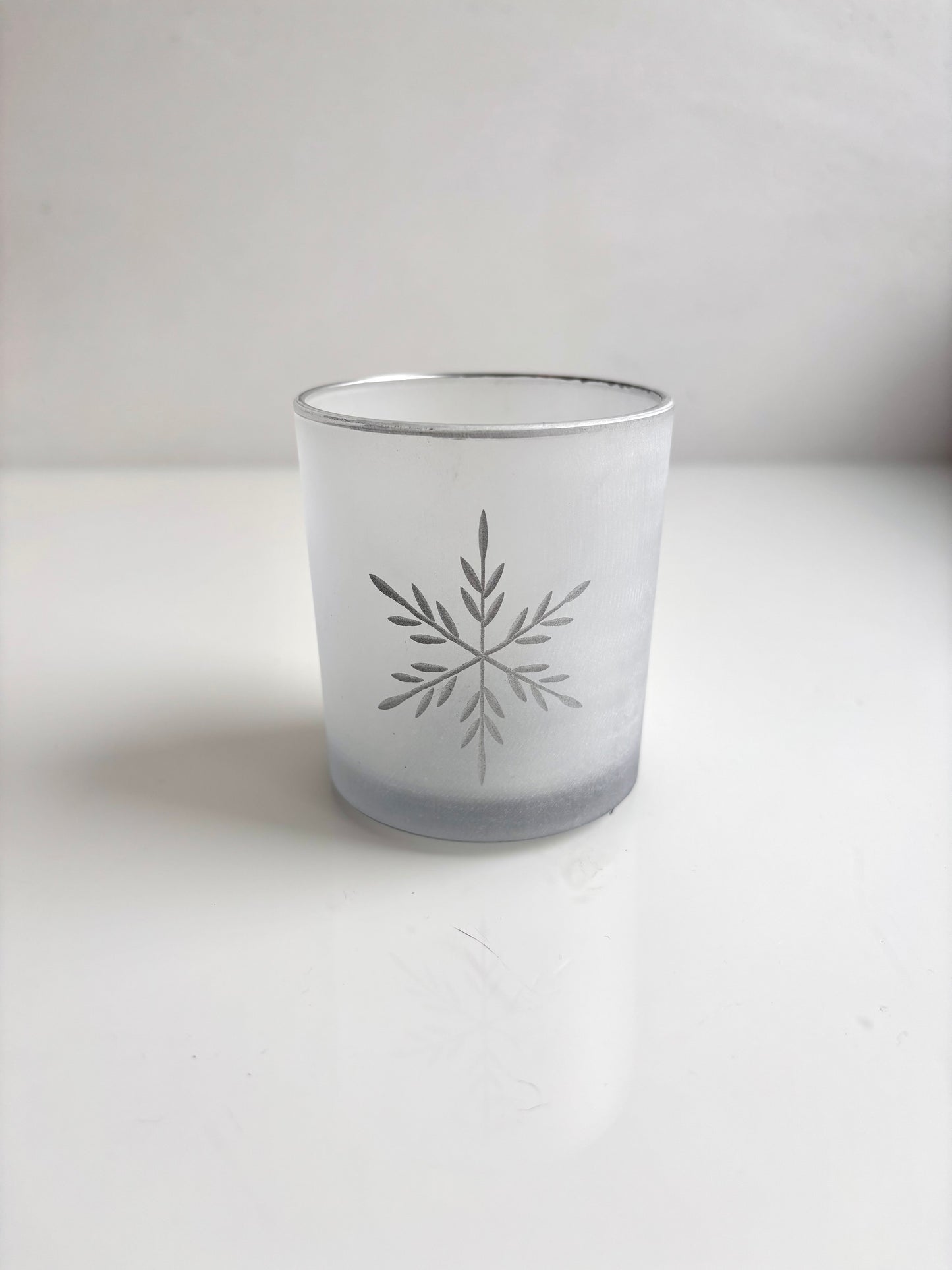 OK - Theelichthouder met zilveren randje en zilveren sneeuwvlok.
Hoogte 8cm
Diamter 6,50cm
Prijs €4,90
Voorraad: 2