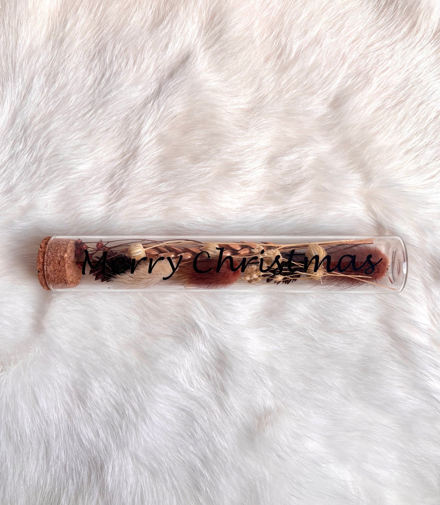 OK - Glazen buisje met kurk
Bruin en beige droogbloemen
Tekst: Merry Christmas zwart
B 15cm
D 2,5cm
Prijs: €6,50
Voorraad: 1