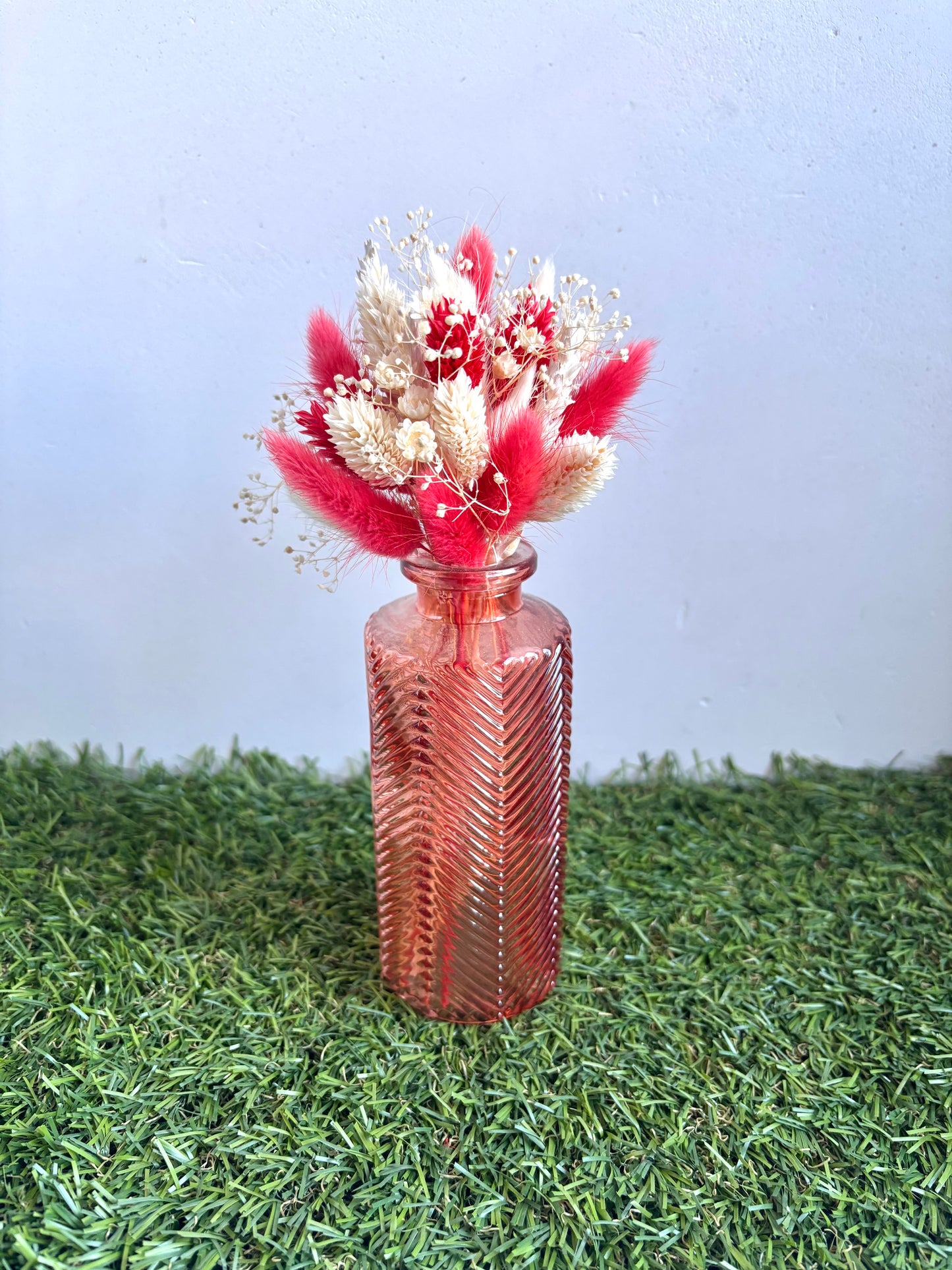OK - Lang doorzichtig vaasje roze
kleuren: rood-roze en witte droogbloemen
Hoogte: 22cm
€19,90
Voorraad: 2