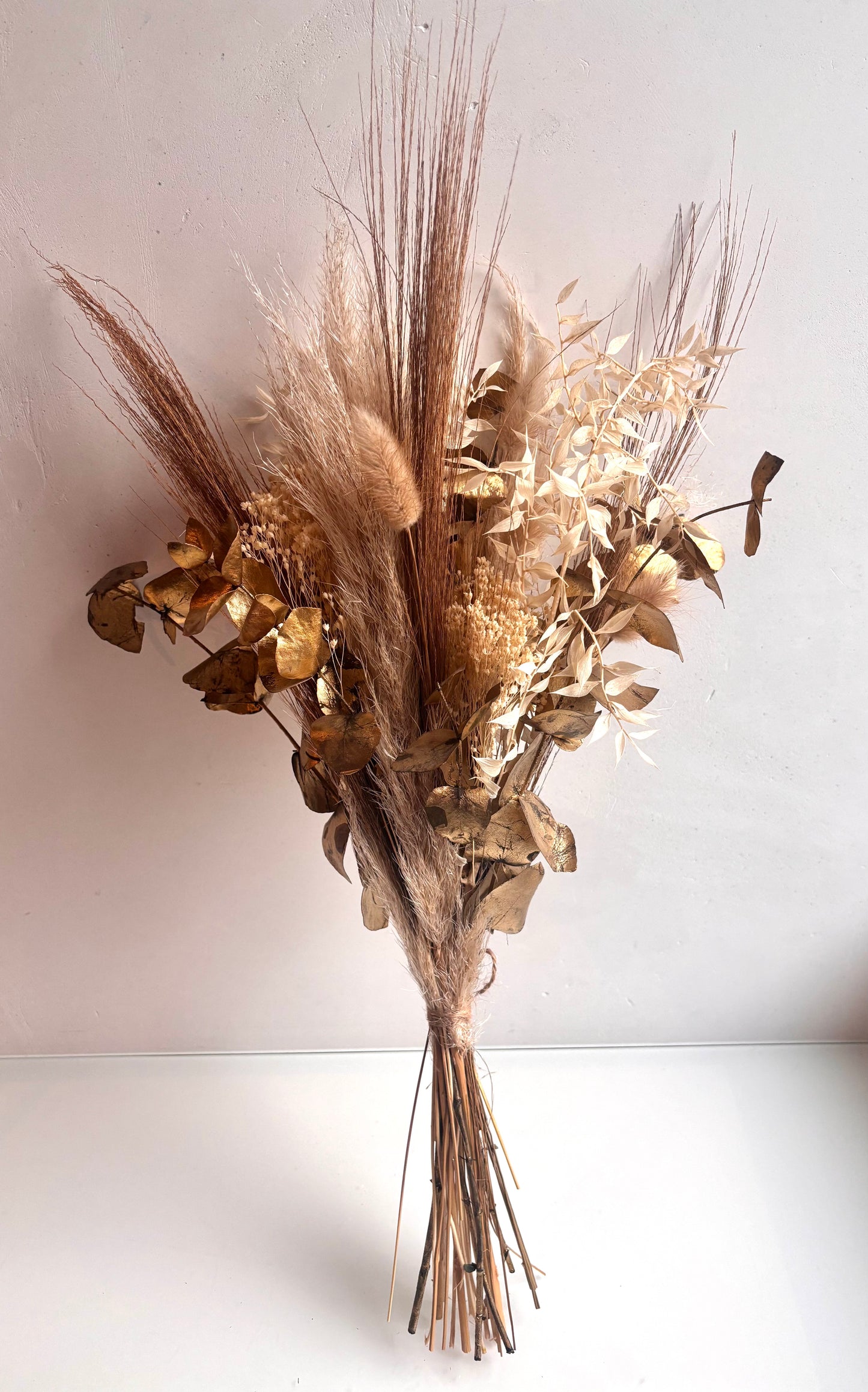 OK - Droogbloemenboeket
droogbloemen in de kleuren goud, wit, beige en bruine tinten
Soorten droogbloemen:
Eucalyptus goud, pampas beige, lagurus beige, fuscus wit en broom bloom wit
Losse sprieten bruin
Totale lengte boeket: 65-70cm
Prijs: €29,90
Voorraad: 1