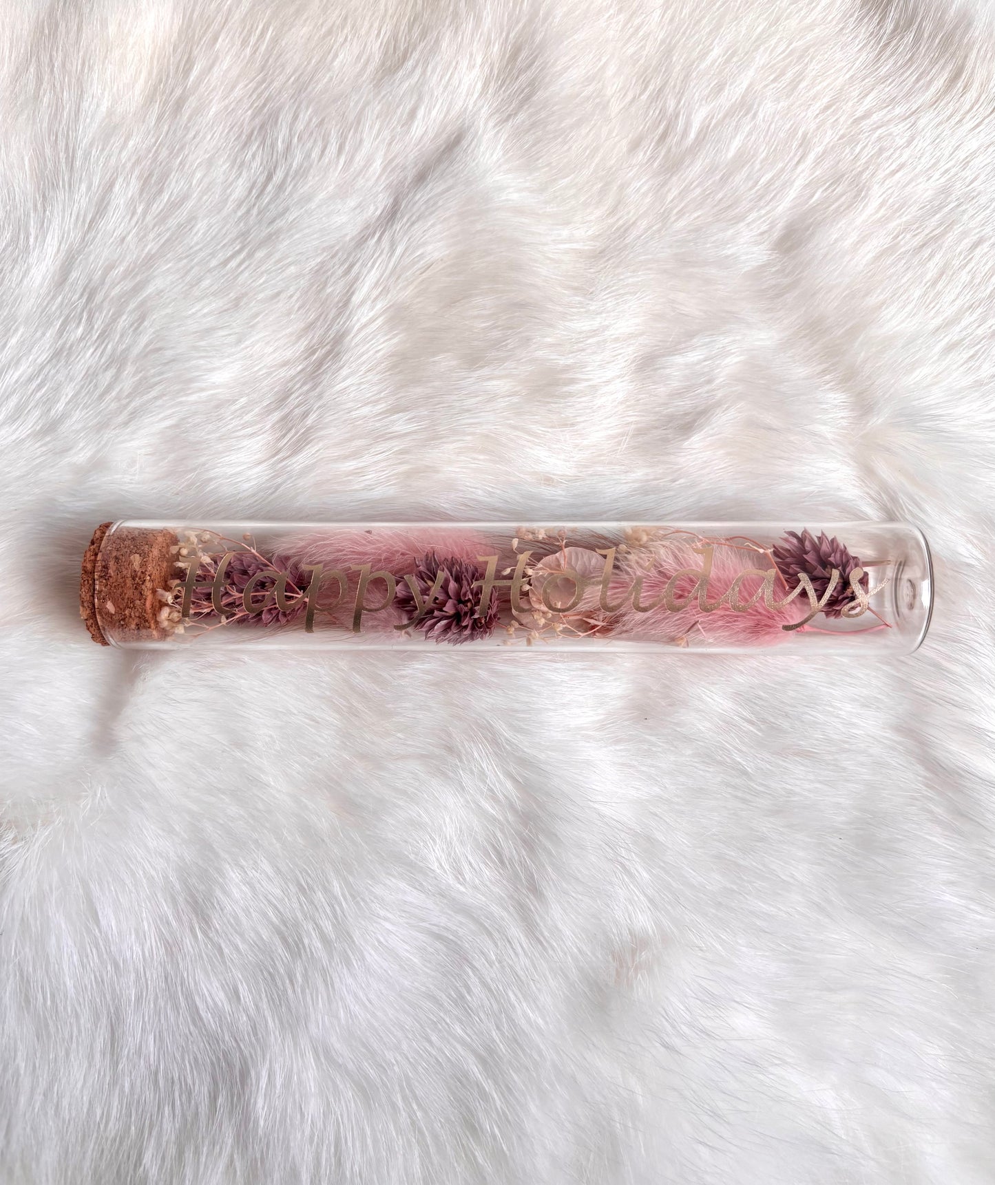 OK - Glazen buisje met kurk
roze en oudroze droogbloemen
Tekst: Happy Holiday goud
B 15cm
D 2,5cm
Prijs: €6,50
Voorraad: 1