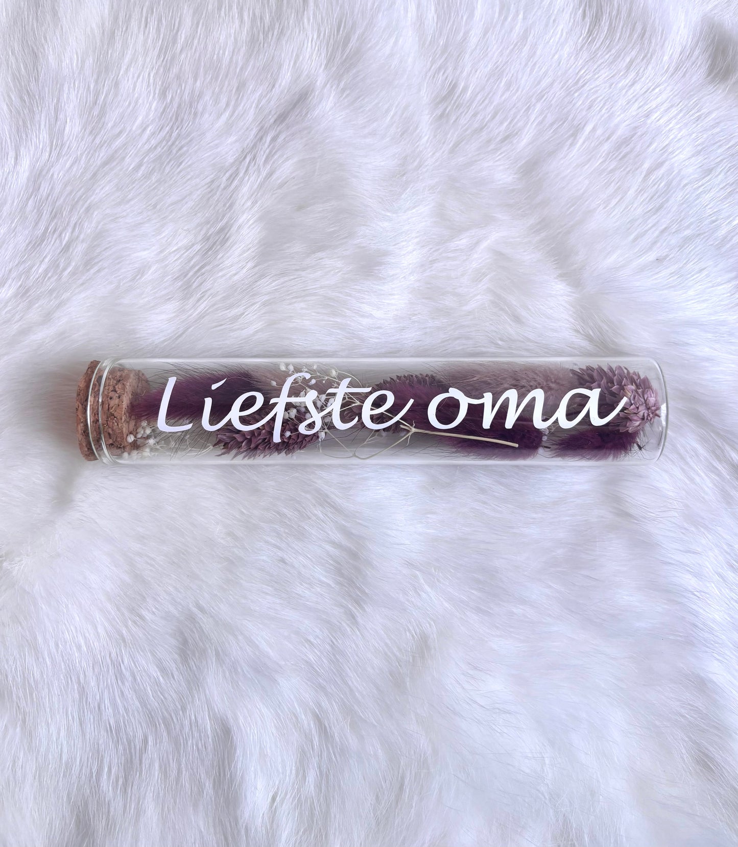 OK - Glazen buisje met kurk
Pruim, oudroze en witte droogbloemen
Tekst: Liefste oma wit
B 15cm
D 3cm
Prijs: €6,50
Voorraad: 1