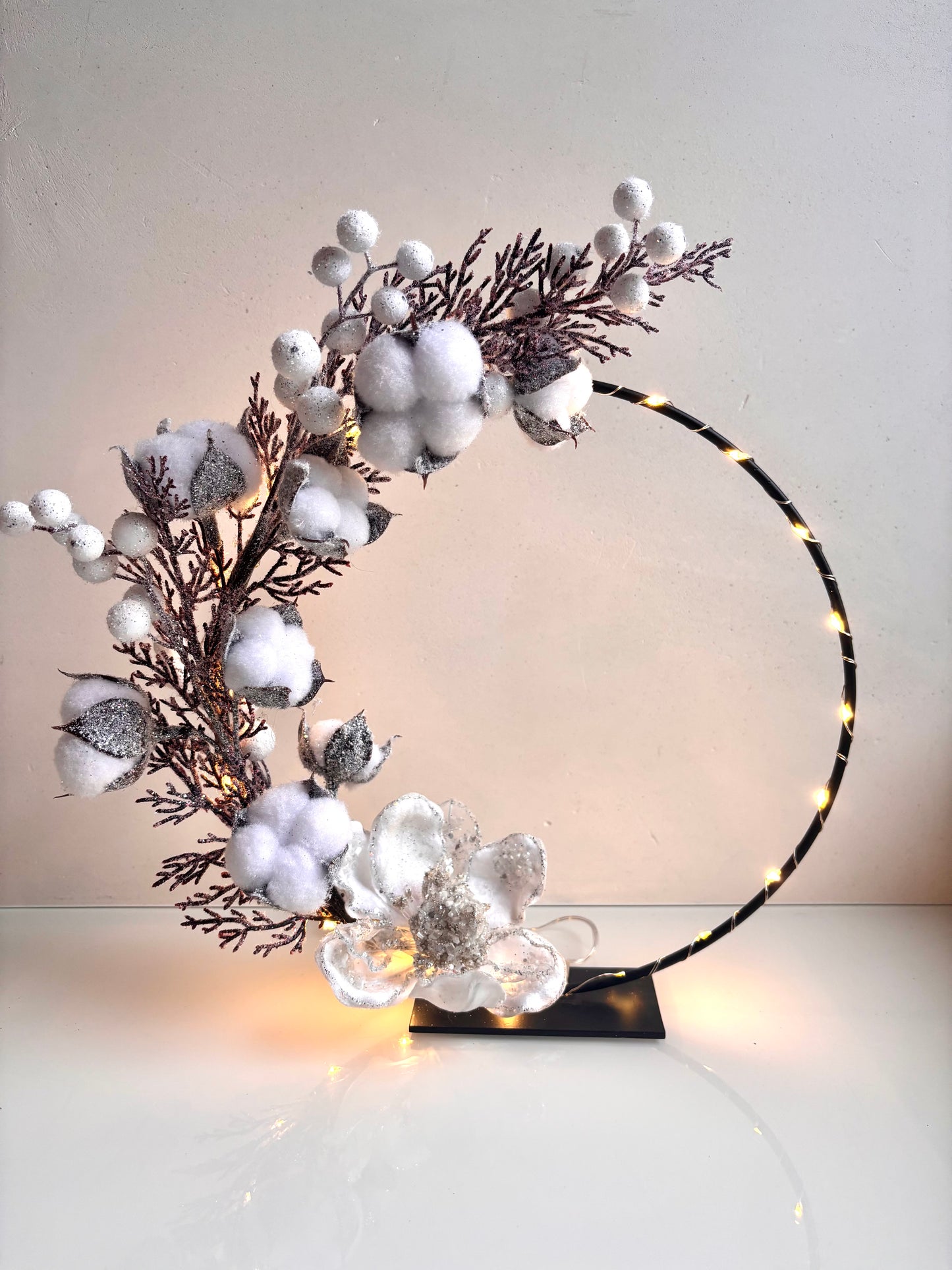 OK - Metalen zwarte ring met kunstbloemen, glitter en verlichting.
Kleuren: Wit/roze
Verlichting: warm wit led
2xAA batterijen, exclusief batterijen
Diameter cirkel: 25cm
Prijs: €24,90
Voorraad: 1