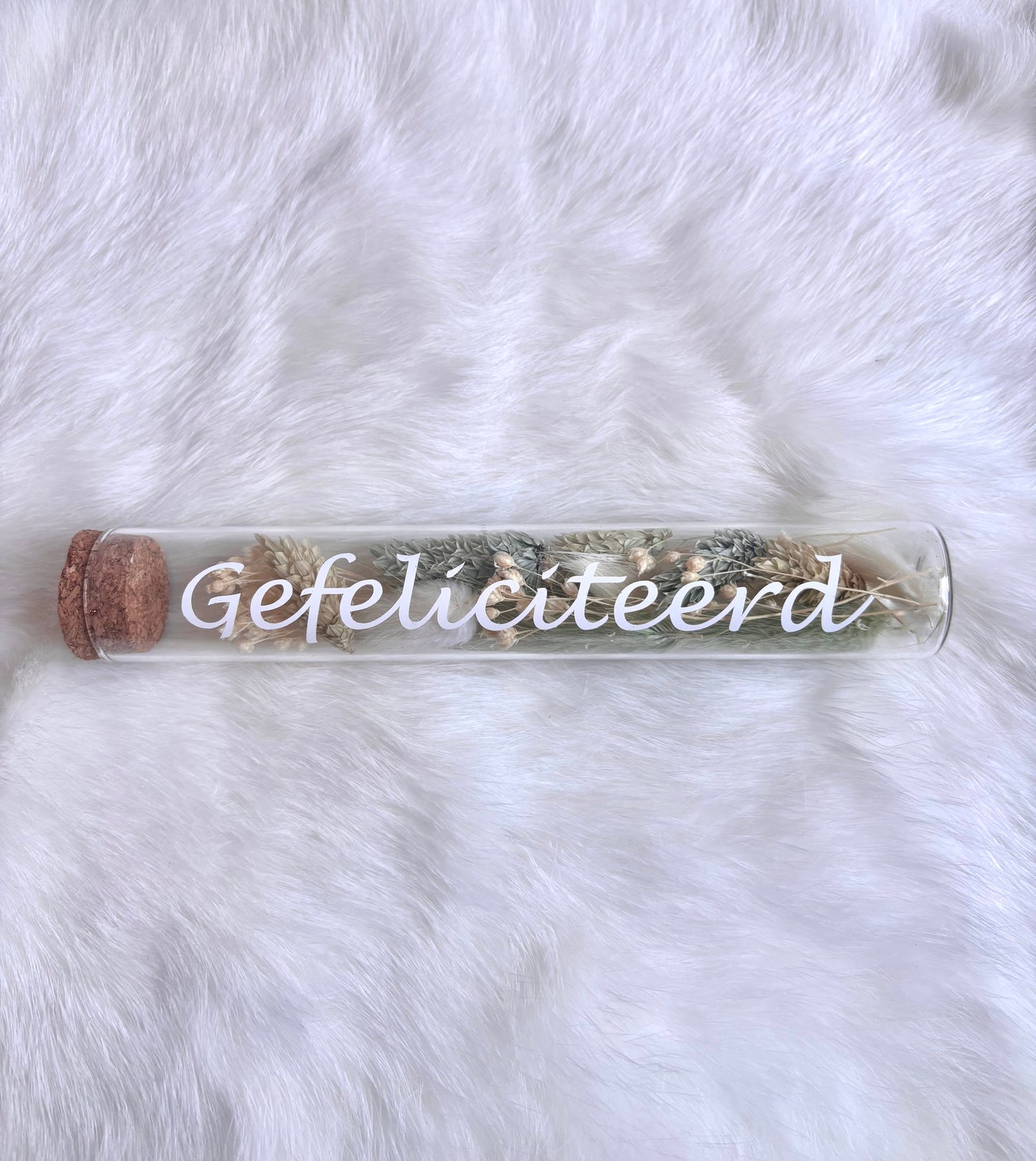 OK - Glazen buisje met kurk
verschillende tinten groen en witte droogbloemen
Tekst: Gefeliciteerd wit
B 15cm
D 2,5cm
Prijs: €6,50
Voorraad: 1