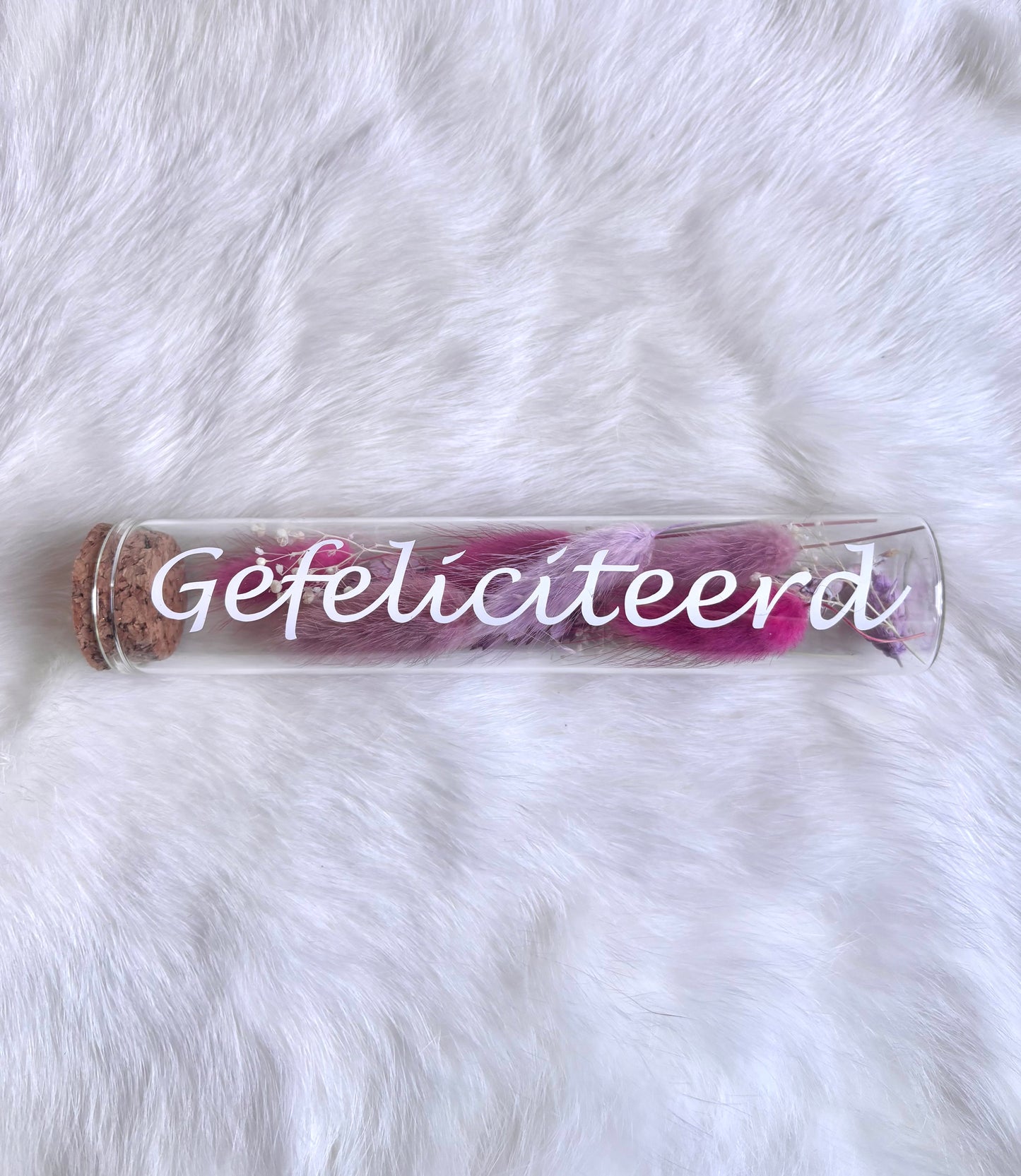 OK - Glazen buisje met kurk
fuchsia en lila droogbloemen
Tekst: gefeliciteerd wit
B 15cm
D 3cm
Prijs: €6,50
Voorraad: 1