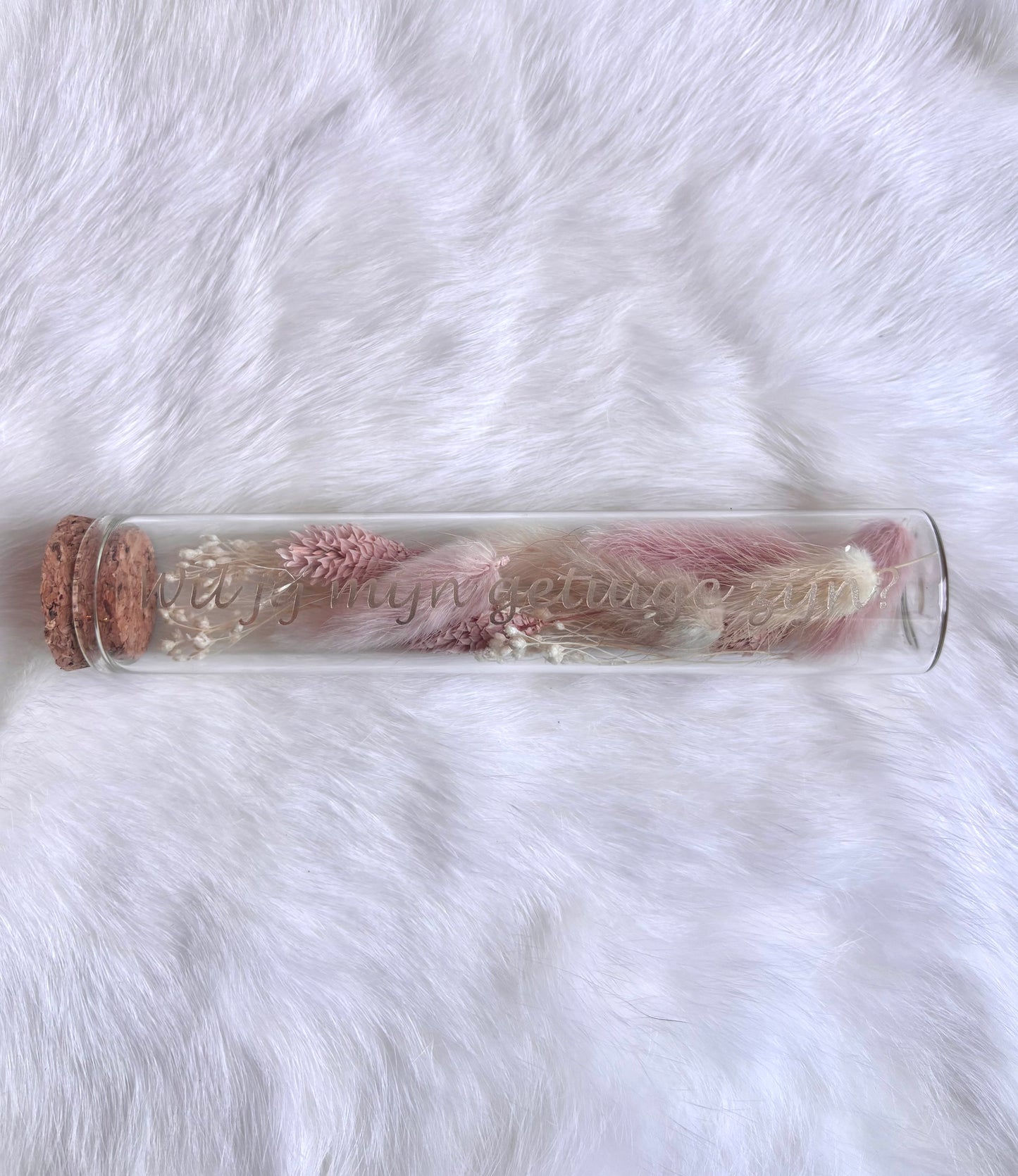 OK - Glazen buisje met kurk
Lichtroos en beige droogbloemen
Tekst: Wil je mijn meter zijn? goud
B 15cm
D 3cm
Prijs: €6,50
Voorraad: 1