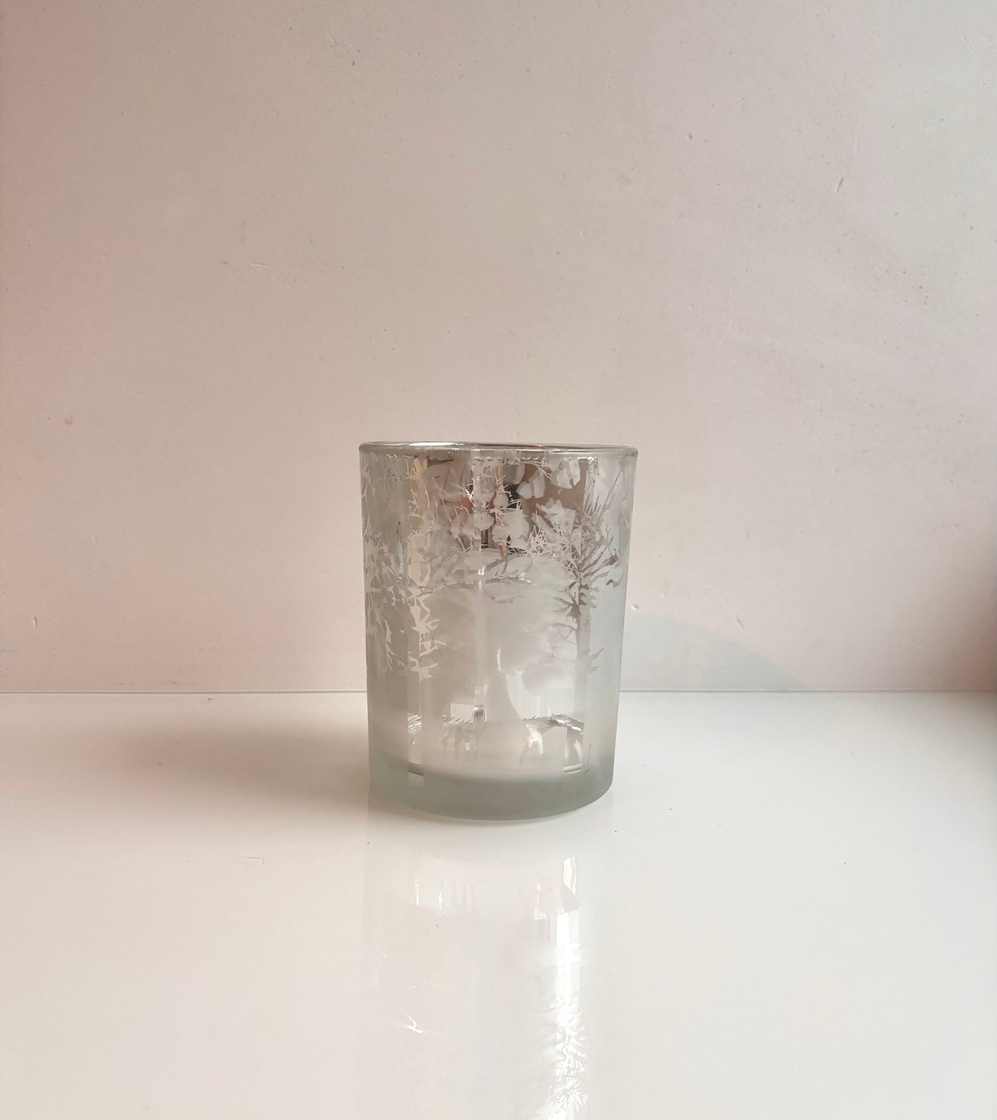 OK - Theelichthouder met rendieren en kerstbomen
Kleur: zilver/grijs
H 12,5cm
D 10cm
Prijs: €6,50
Voorraad: 1