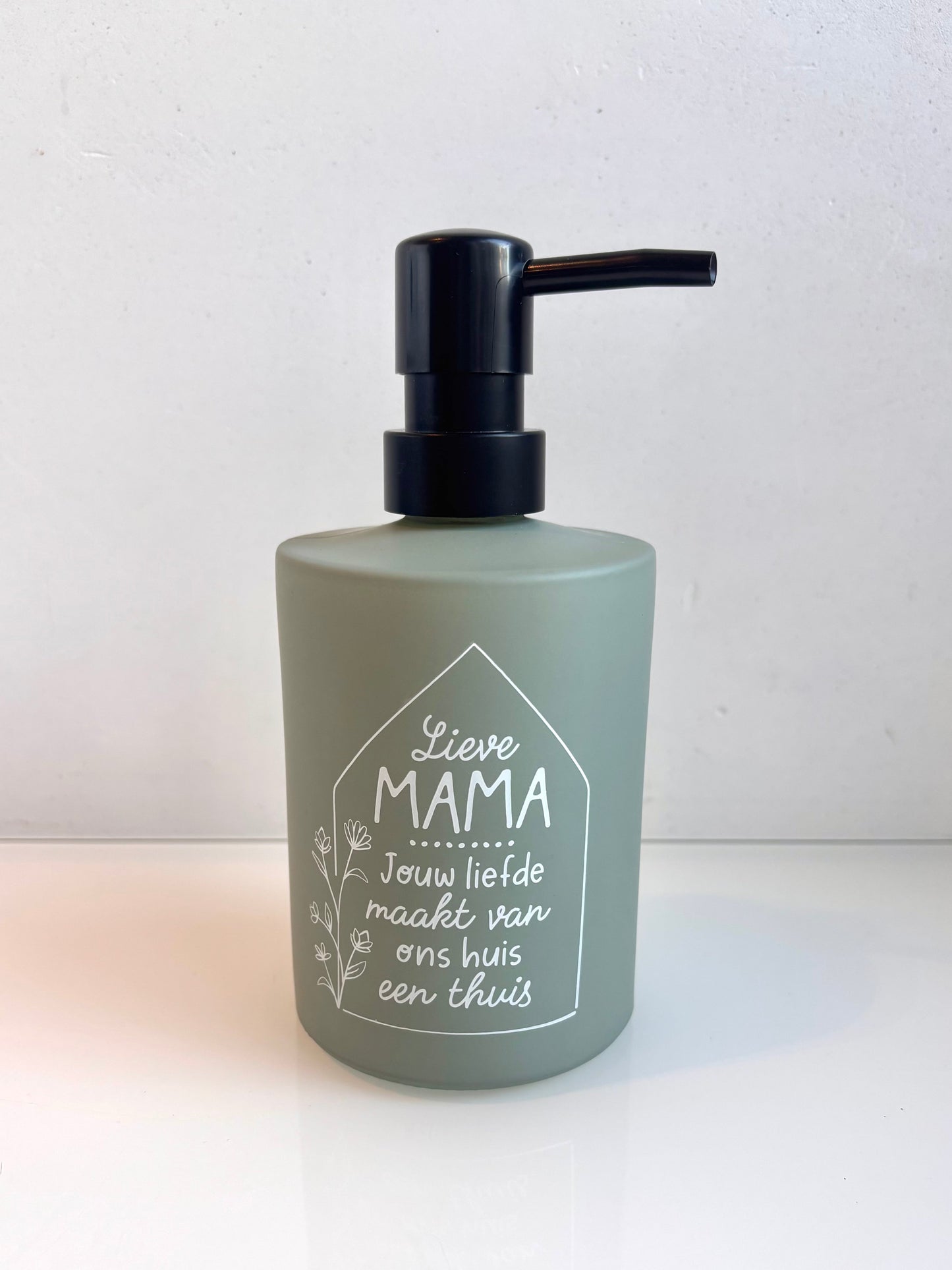 OK - Zeeppompje gevuld met heerlijke handzeep
kleur: muntgroen
met leuke tekst:
Lieve mama
Jouw liefde maakt van ons huis een thuis
Hoogte 17cm
€14,90
Voorraad: 3