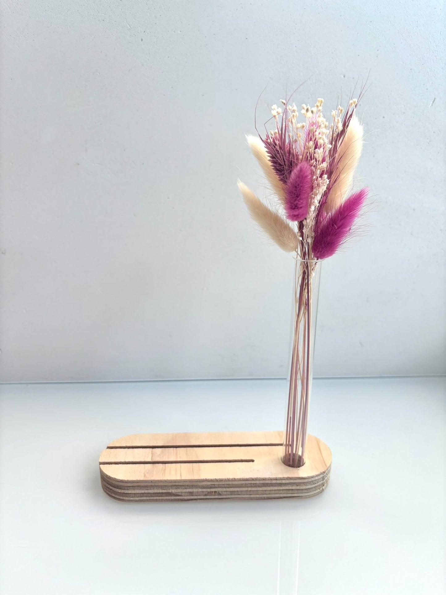 OK - Kaarthouder met rode droogbloemen
Er zijn 2 gluifjes voor een foto en/ of tekst in te zetten.
Prijs: €14,90
Hoogte met droogbloemen: 23cm
Breedte: 16cm
Stock: 2