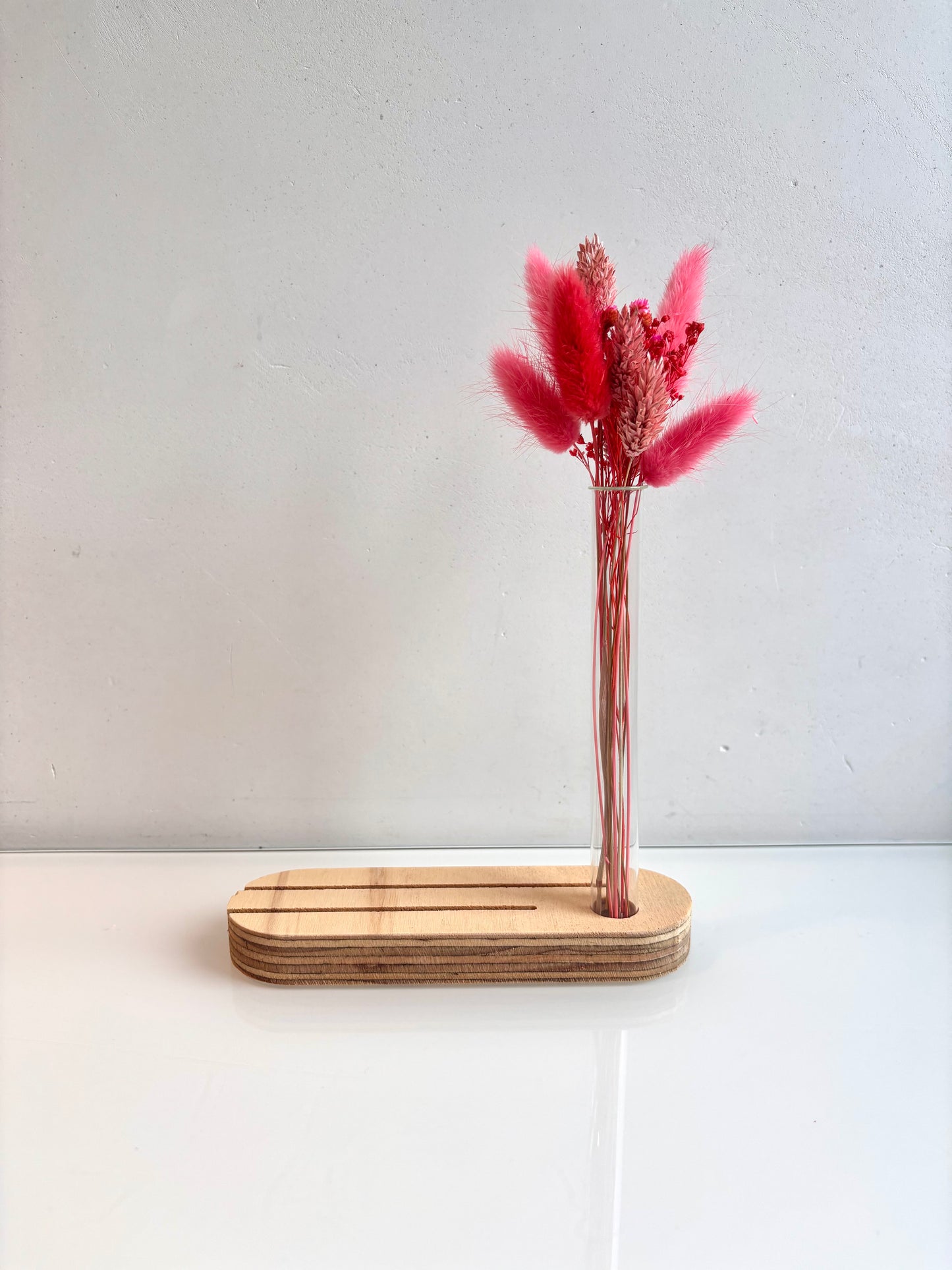OK - Kaarthouder met rode droogbloemen
Er zijn 2 gluifjes voor een foto en/ of tekst in te zetten.
Prijs: €14,90
Hoogte met droogbloemen: 23cm
Breedte: 16cm
Stock: 2