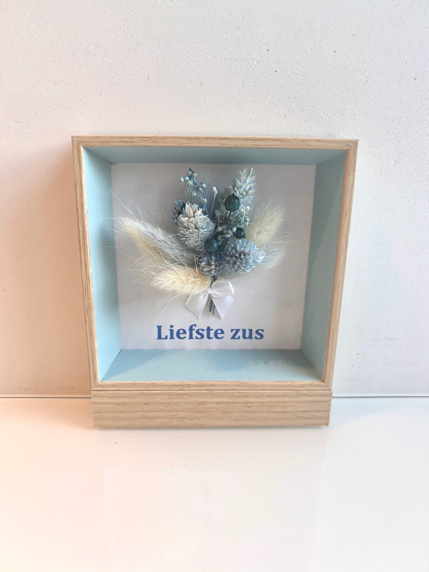 OK - Kader met liefste zus
Droogbloemen lichtblauw en wit
Met glas dus kan eventueel een foto ingestoken worden 10x10cm
Open kader
€9,90
H 14 B 12cm
Voorraad: 1