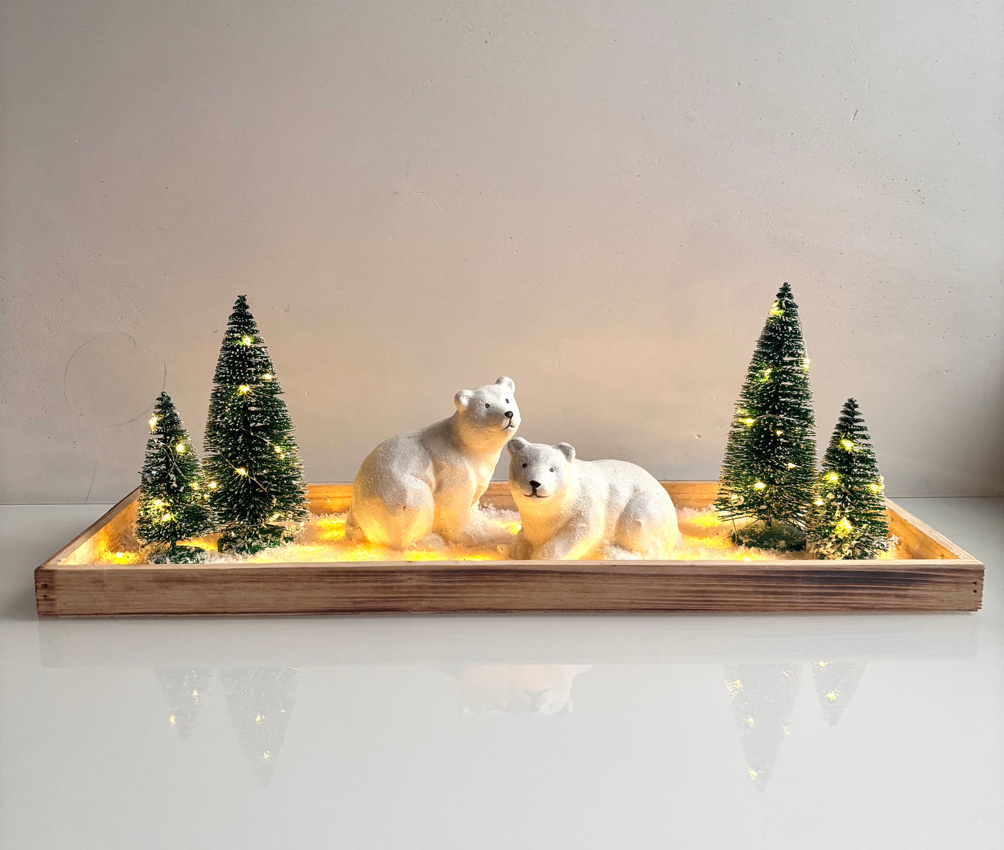 OK - Kerstdecoratie op houten plank met kerstbomen, ijsberen en verlichting.
Batterijen 3xAA, exclusief batterijen.
Hoogste punt: 17cm
Breedte: 45cm
Diepte: 16cm
Prijs: €34,90
Voorraad: 1