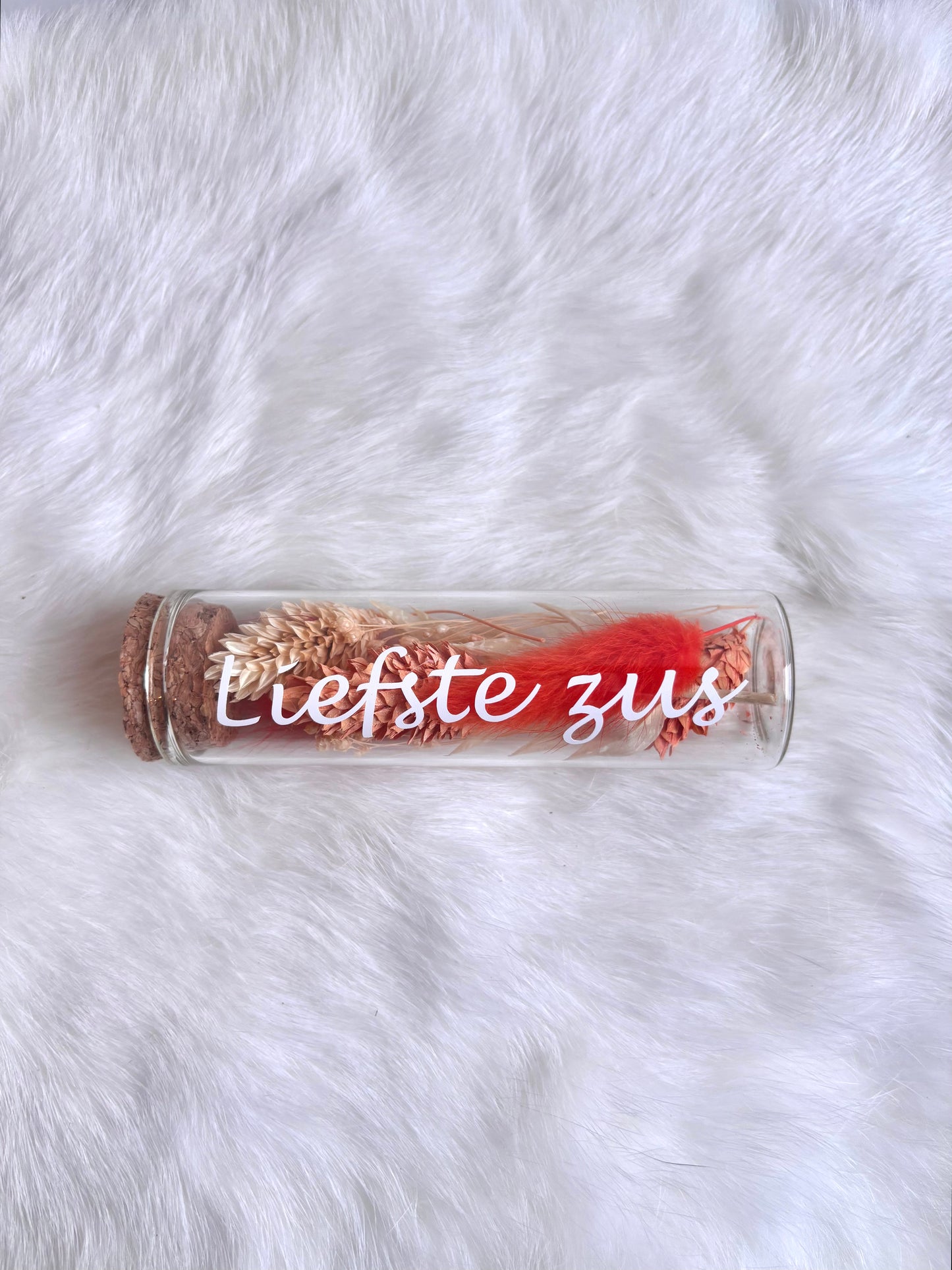 OK - Glazen buisje met kurk
fluo oranje en lichtoranje droogbloemen
Tekst: liefste zus wit
B 10cm
D 3cm
Prijs: €5,50
Voorraad: 1