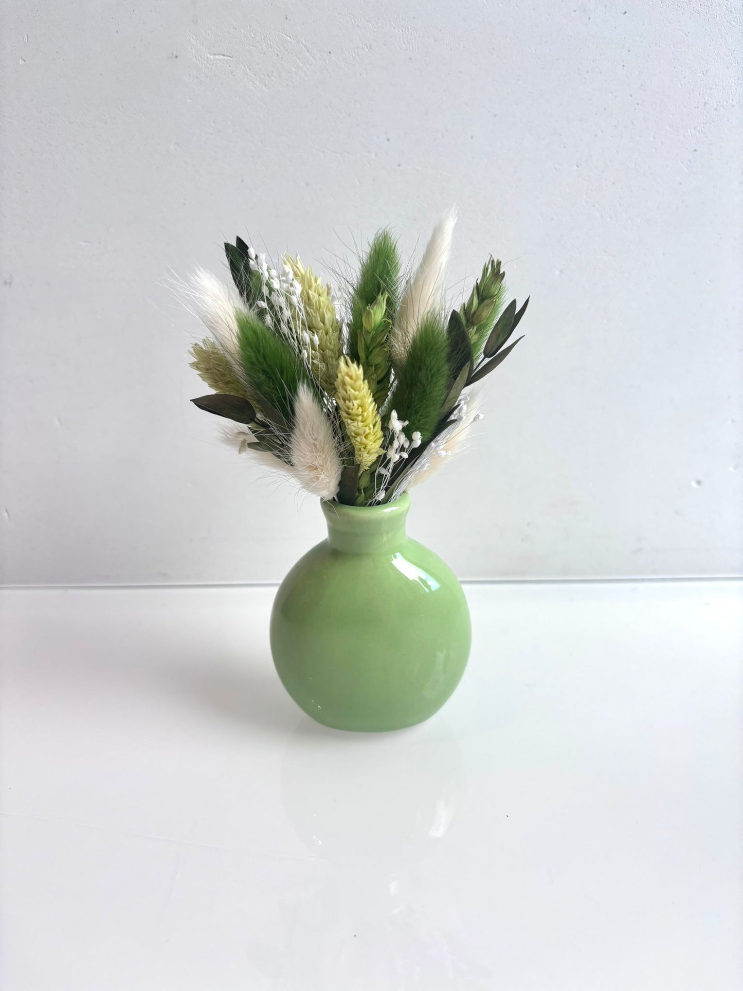 OK - Mini vaasje glans lichtgroen met lichtgroene, donkergroene en witte droogbloemen
Hoogte: 14cm
Prijs: €12,90
Stock: 2