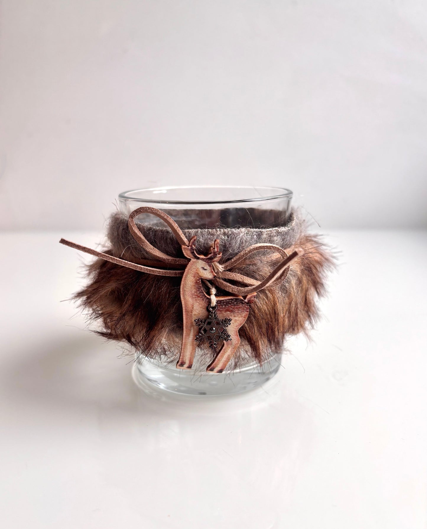 OK - Theelichthouder met Bambi en een ster, met bruine vacht
Hoogte 8cm
Diameter 7cm
Prijs: €3,90
Voorraad: 1