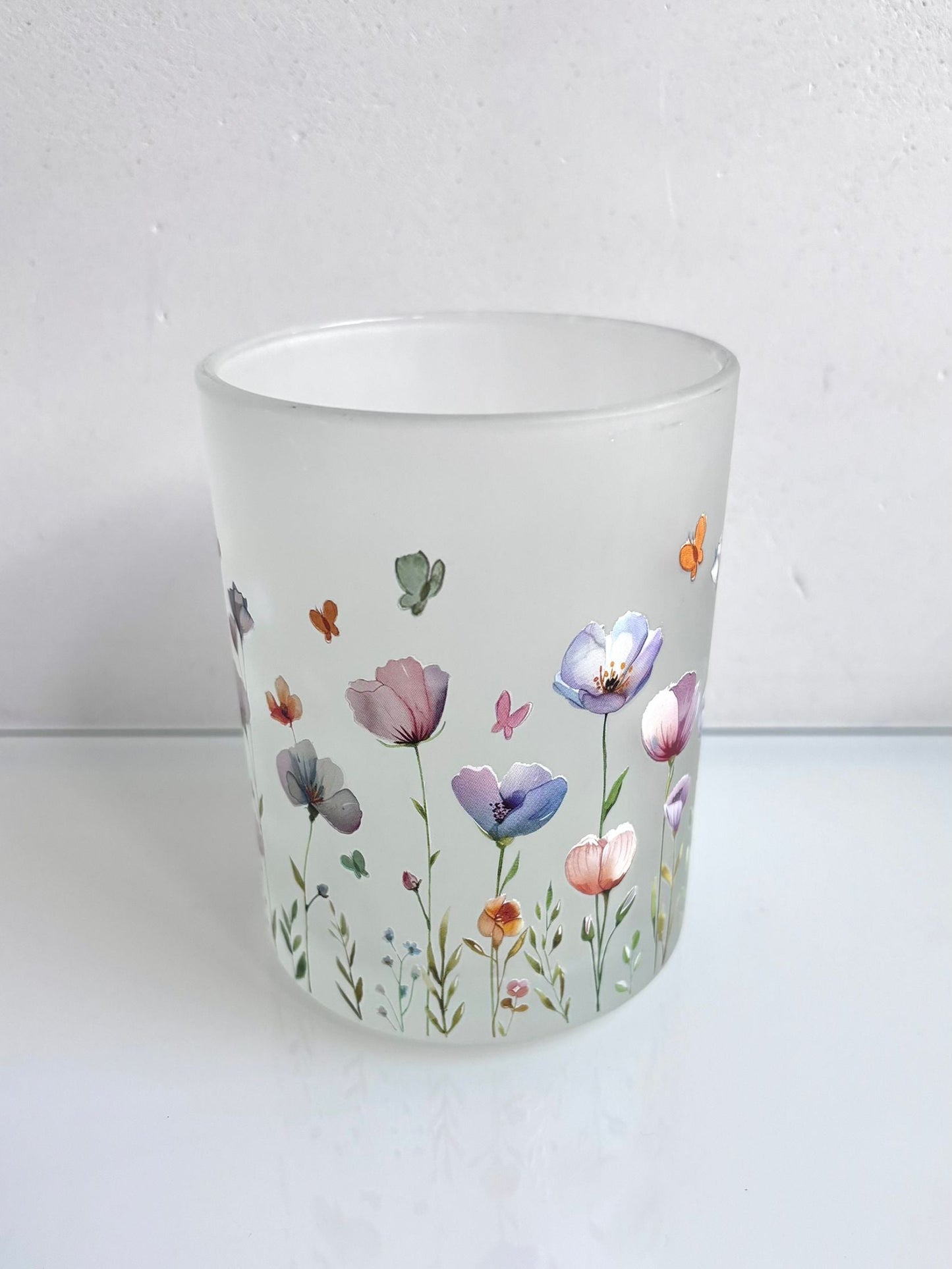 Kleur: mat, pastelkleuren bloemen
Hoogte: 10cm
Dia: 8,50cm
Prijs: €4,50
Stock: 1