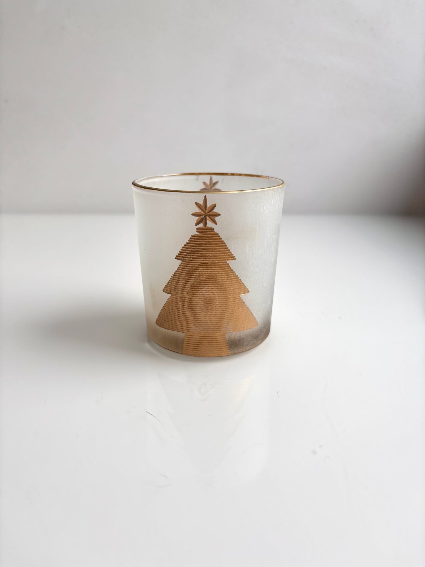 OK - Theelichthouder met gouden kerstboom
Hoogte 8cm
Diameter 6,5cm
Prijs: €4,90
Voorraad: 2