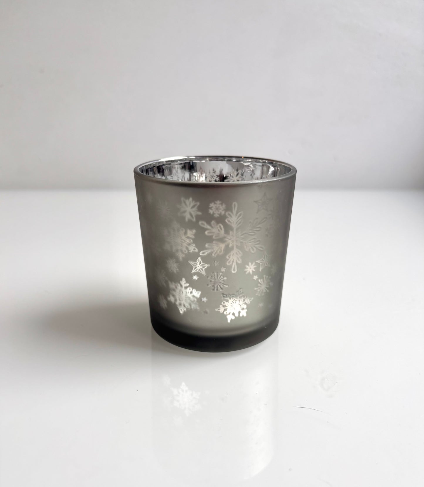 OK - Theelichthouder grijsnmet sneeuwvlokken en sterren patroon.
Hoogte 8cm
Diameter 7cm
Prijs: €4,50
Voorraad: 2