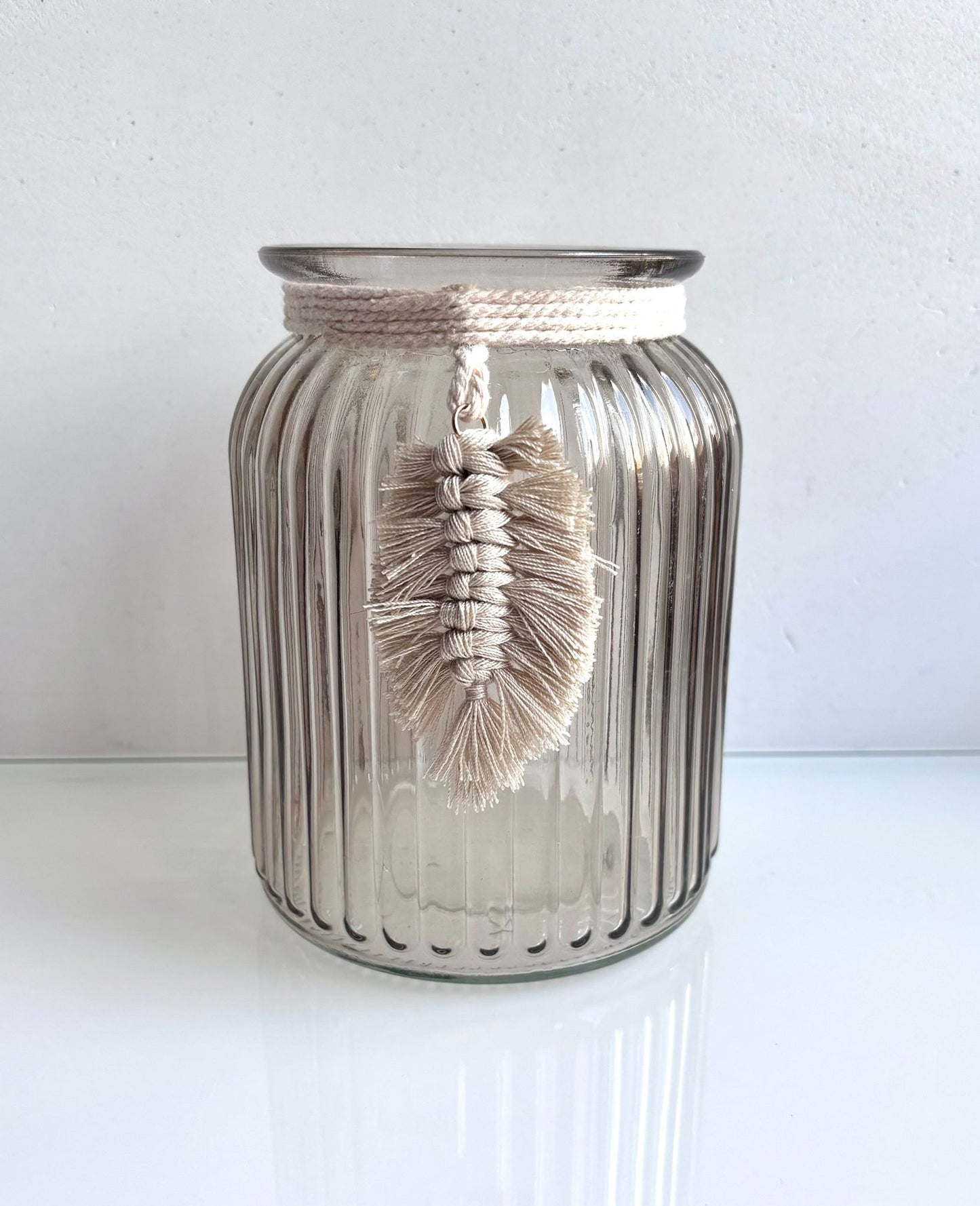 Kleur: beige
Hoogte: 14cm
Dia: 7,5cm
Prijs: €7,90
Stock: 1