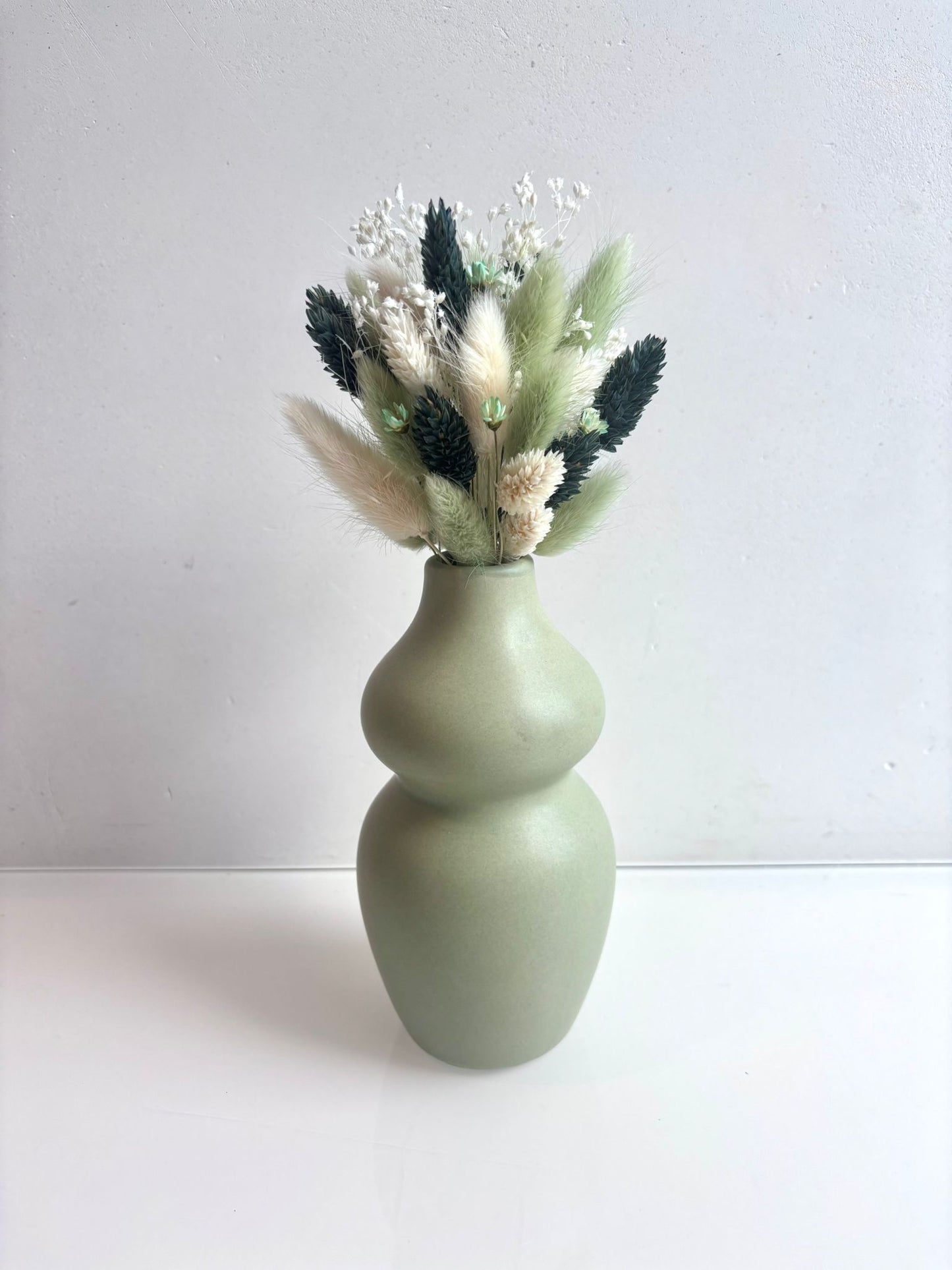 OK - Vaas mat lichtgroen met lichtgroene, donkergroene en witte droogbloemen
Hoogte: 23,5cm
Prijs: €23,90
Stock: 2