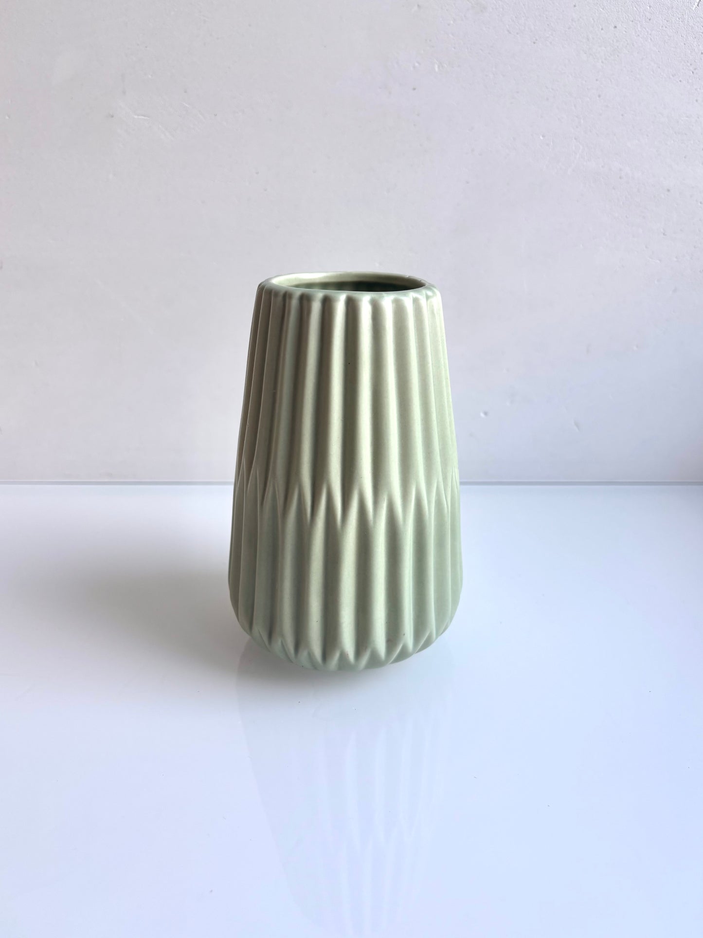 OK - Vaas lichtgroen met ribbel
H 15cm
D H 5cm
Prijs: €7,90
Voorraad: 3