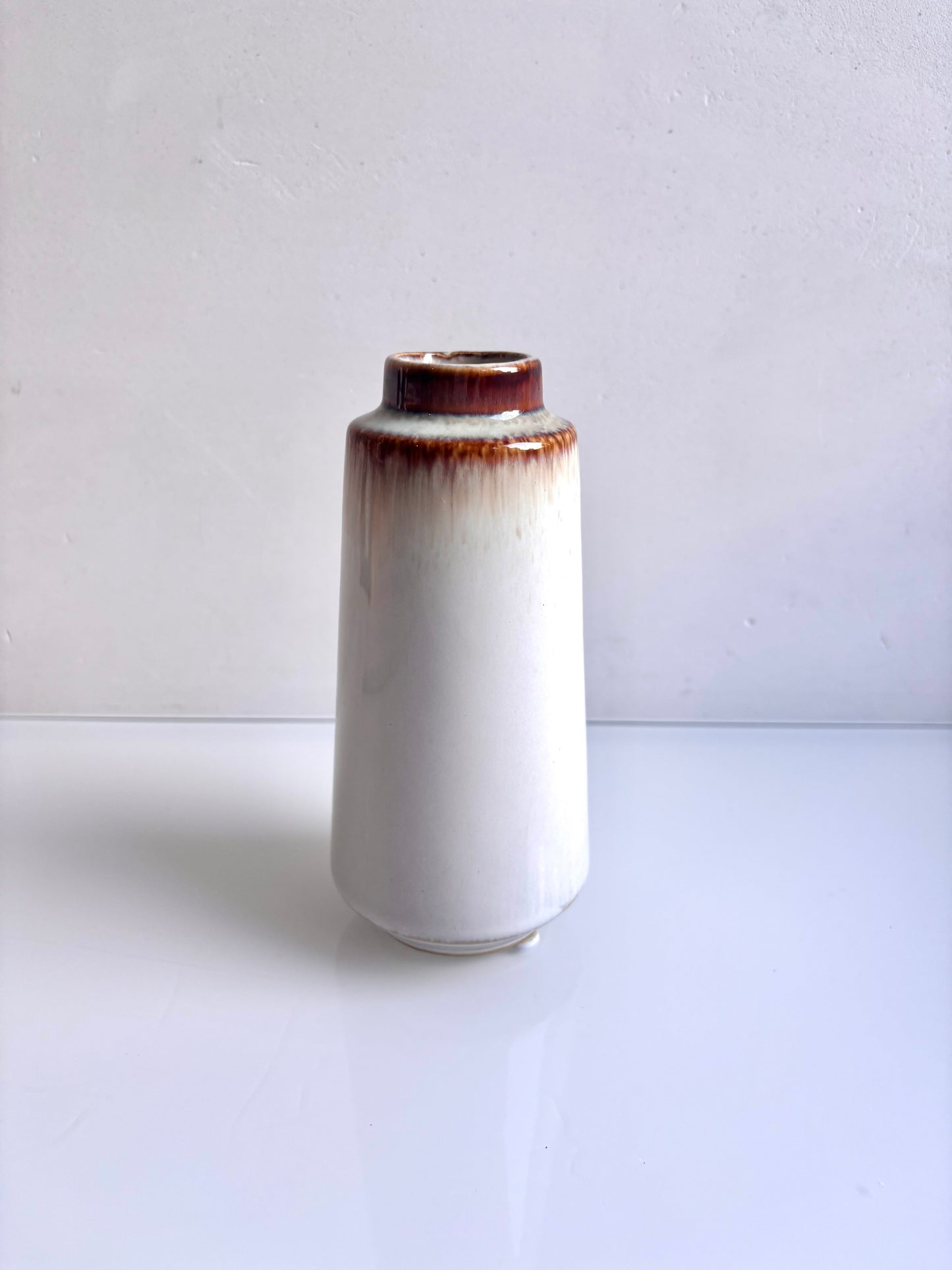 OK - Keramische vaas wit met bruine glazuur rand.
H 16cm
D H 3cm
Prijs: €6,50
Voorraad: 4