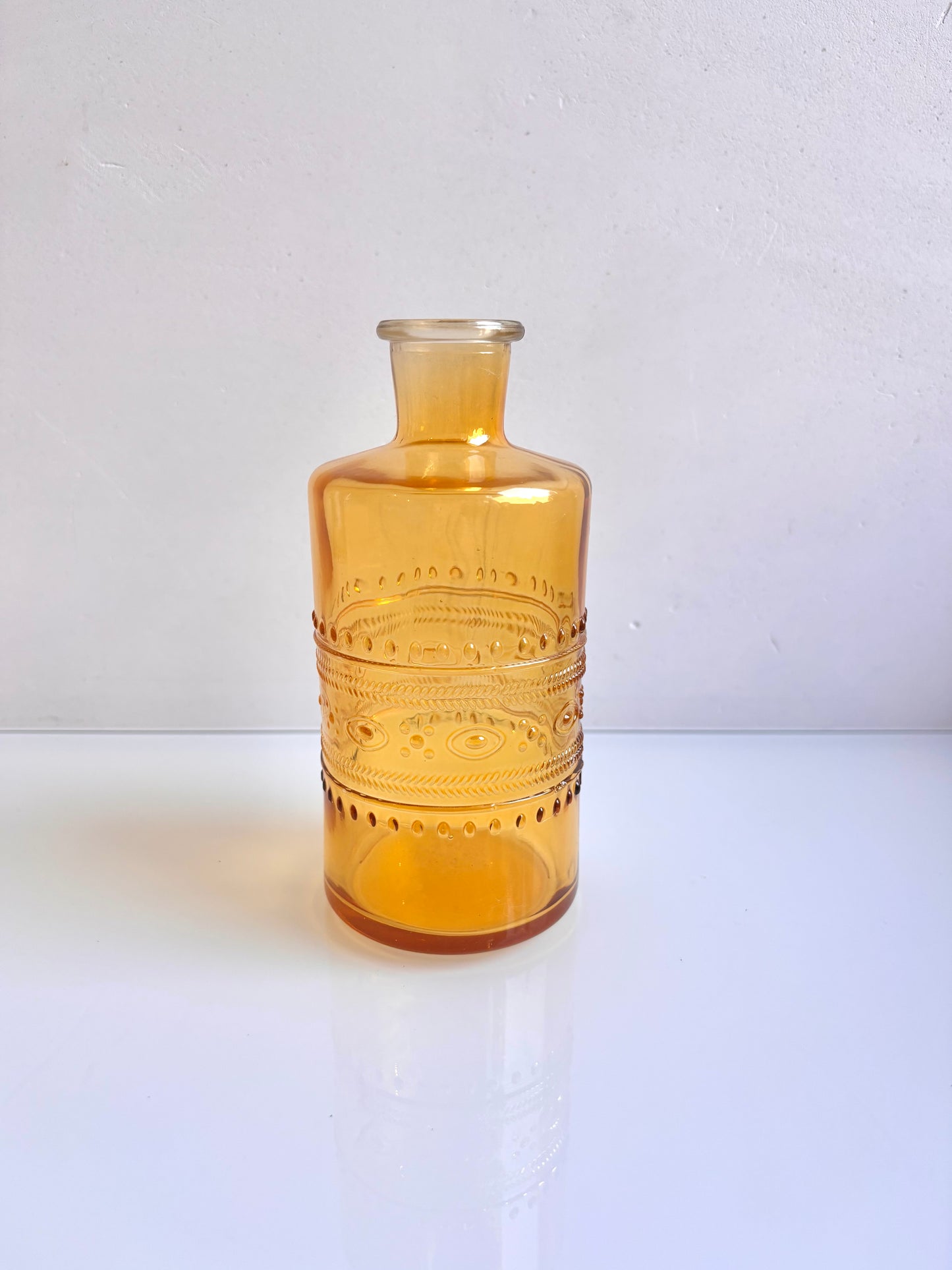 OK - Transparante fles vormige vaas oker met reliëf.
H 15,50cm
D H 2,5cm
Prijs: €3,90
Voorraad: 8