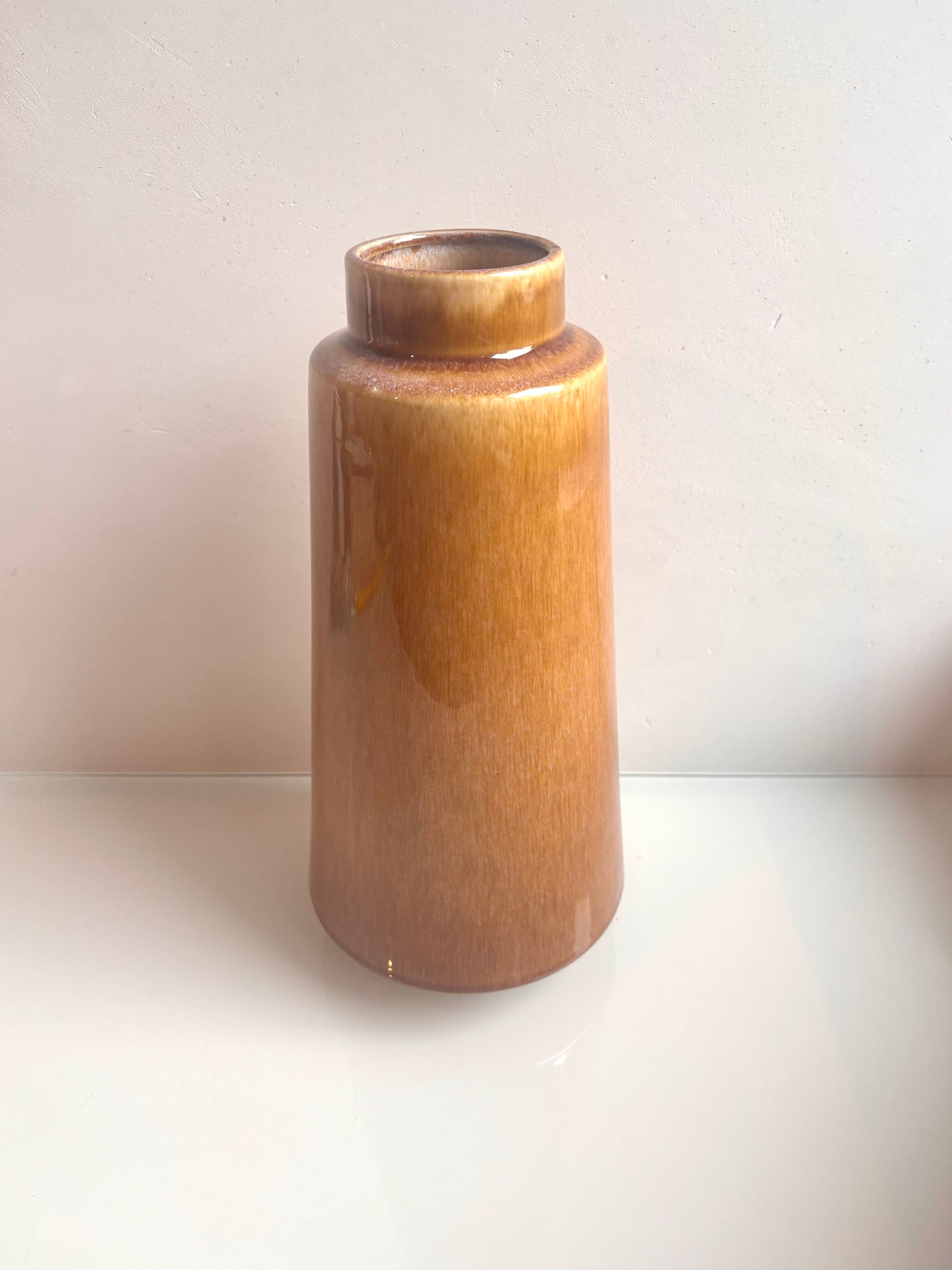 OK - Vaas oker met gedeeltelijk bruine kleuren.
H 30cm
D Hals 6cm
Prijs: €18,50
Voorraad: 1