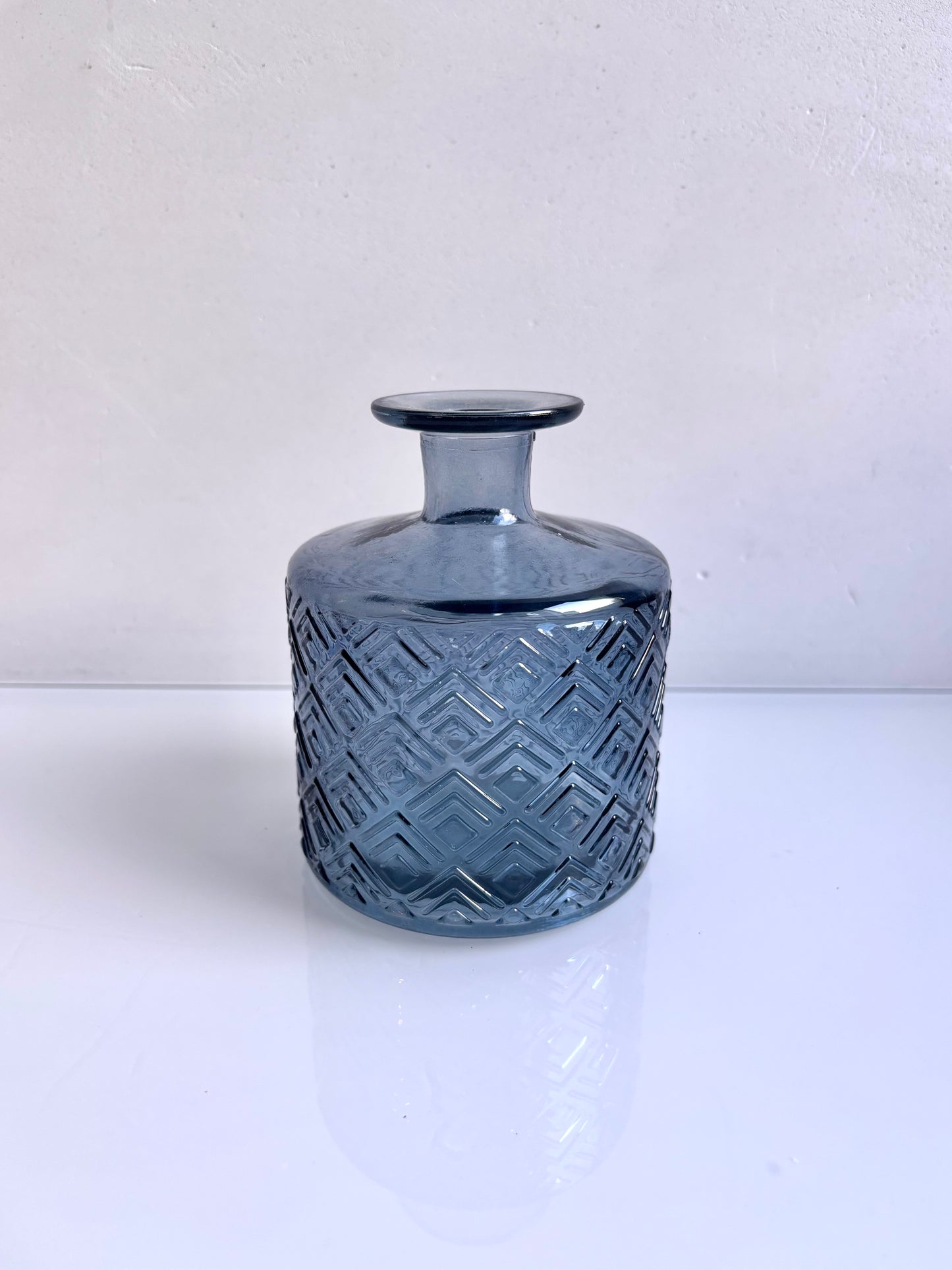 OK - Vaas transparant met reliëf en blauwe kleur.
H 12cm
D H 2cm
Prijs: €3,50
Voorraad: 4