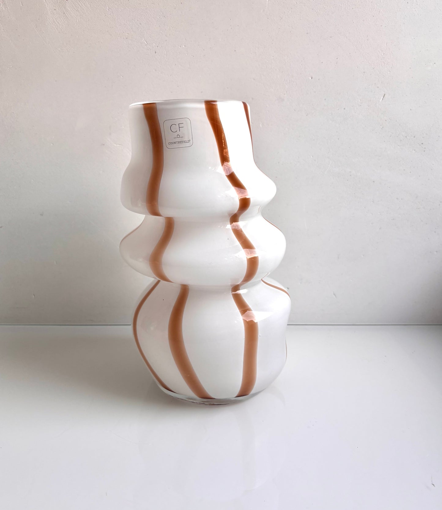 OK - Vaas met bruine en wit. Speciale vaas, staat van zichzelf een beetje schuin.
H 25cm
Diameter opening hals 9cm
€29,90
Voorraad: 1