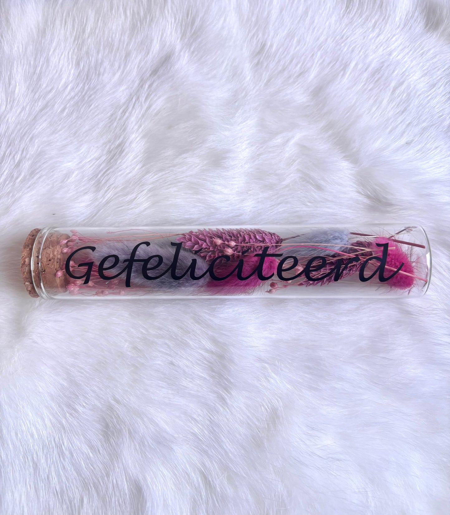 OK - Glazen buisje met kurk
Fuchsia en paarse droogbloemen
Tekst: gefeliciteerd zwart
B 15cm
D 3cm
Prijs: €6,50
Voorraad: 1