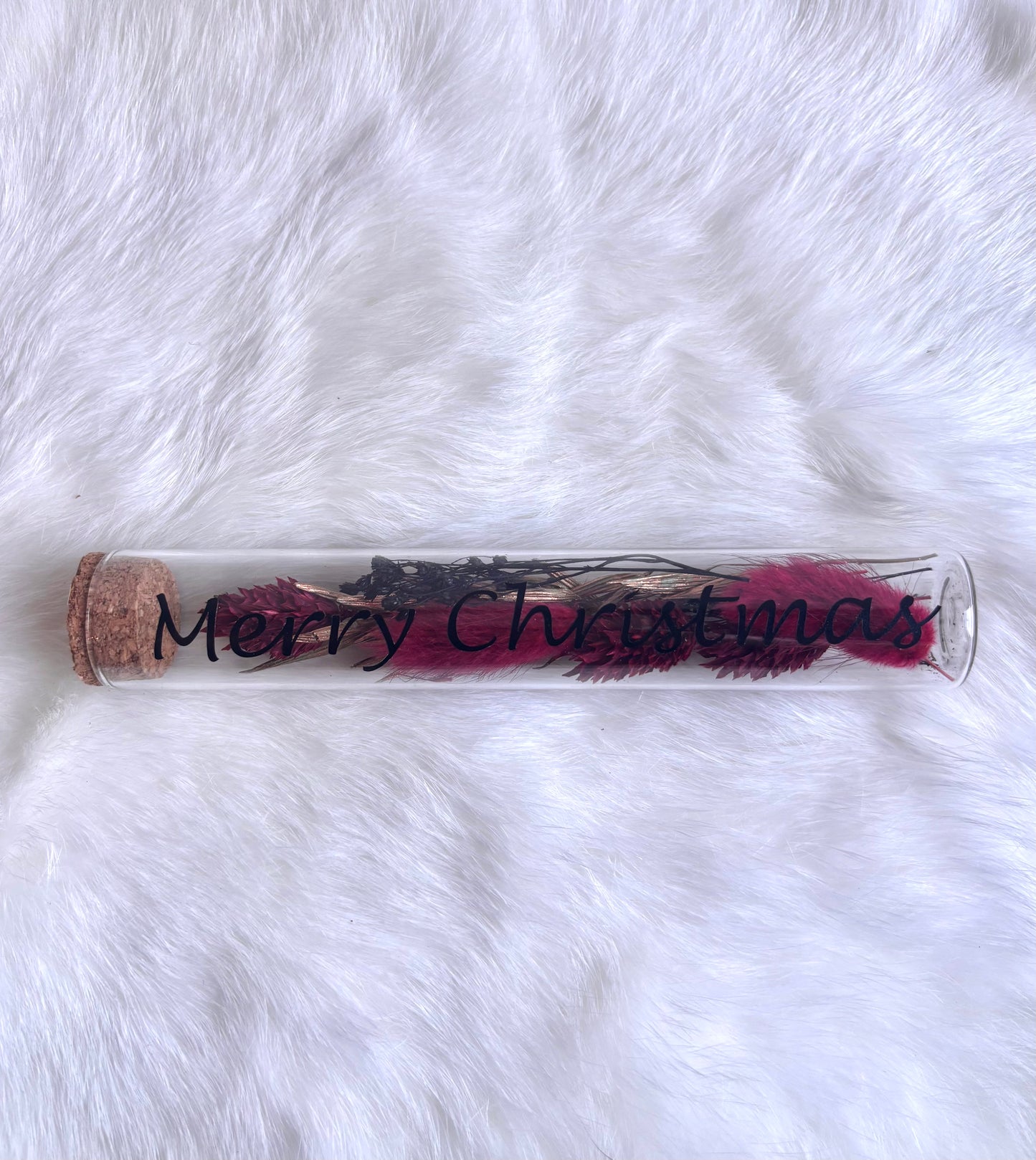 OK - Glazen buisje met kurk
Donkerrode, zwarte en rosé gold droogbloemen
Tekst: Merry Christmas zwart
B 15cm
D 2,5cm
Prijs: €6,50
Voorraad: 1