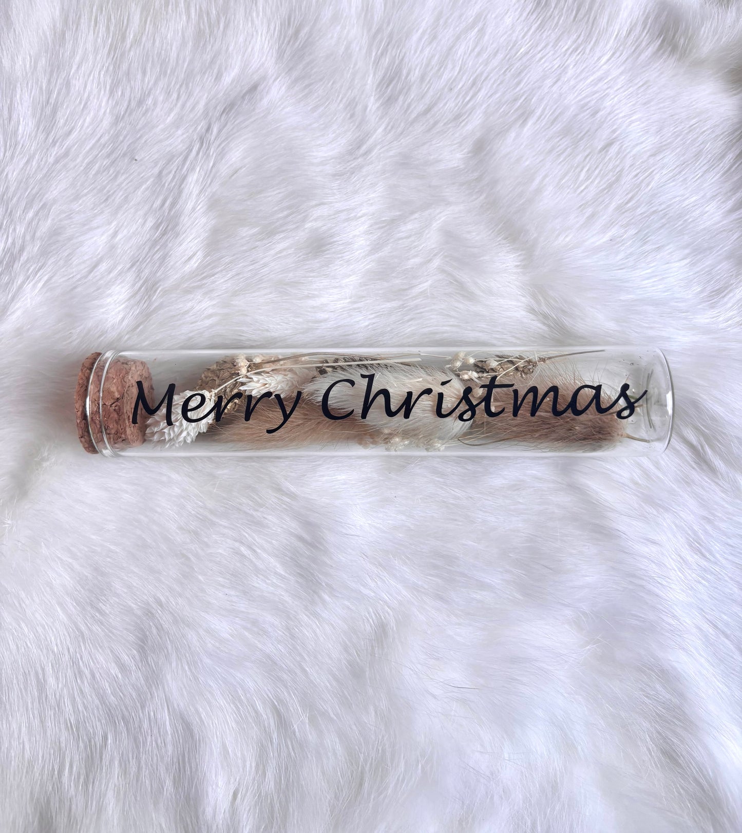 OK - Glazen buisje met kurk
beige en witte droogbloemen
Tekst: Merry Christmas zwart
B 15cm
D 3cm
Prijs: €6,50
Voorraad: 1