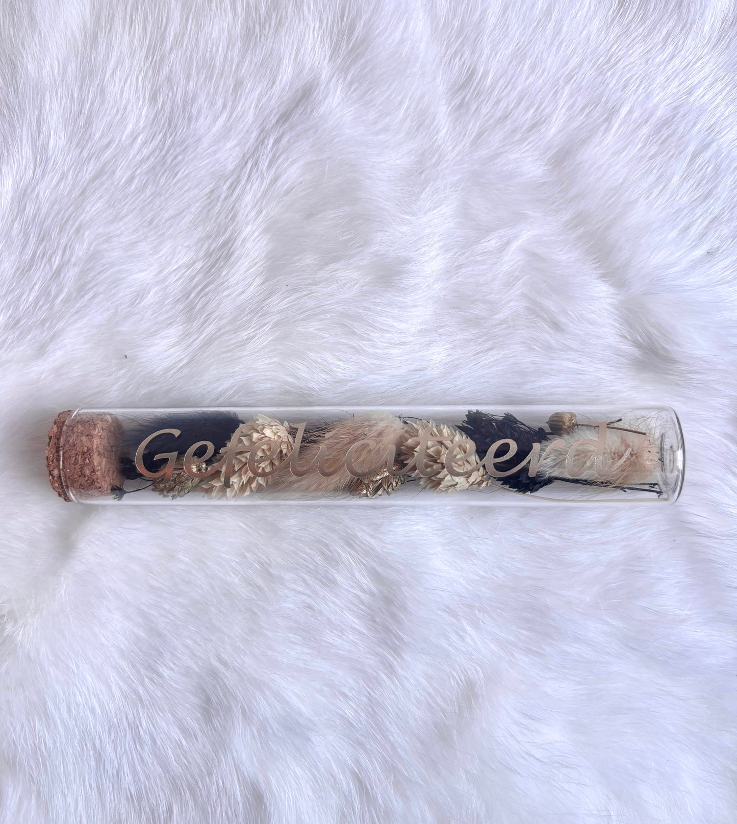 OK - Glazen buisje met kurk
Zwart, beige en gouden droogbloemen
Tekst: gefeliciteerd goud
B 15cm
D 2,5cm
Prijs: €6,50
Voorraad: 1