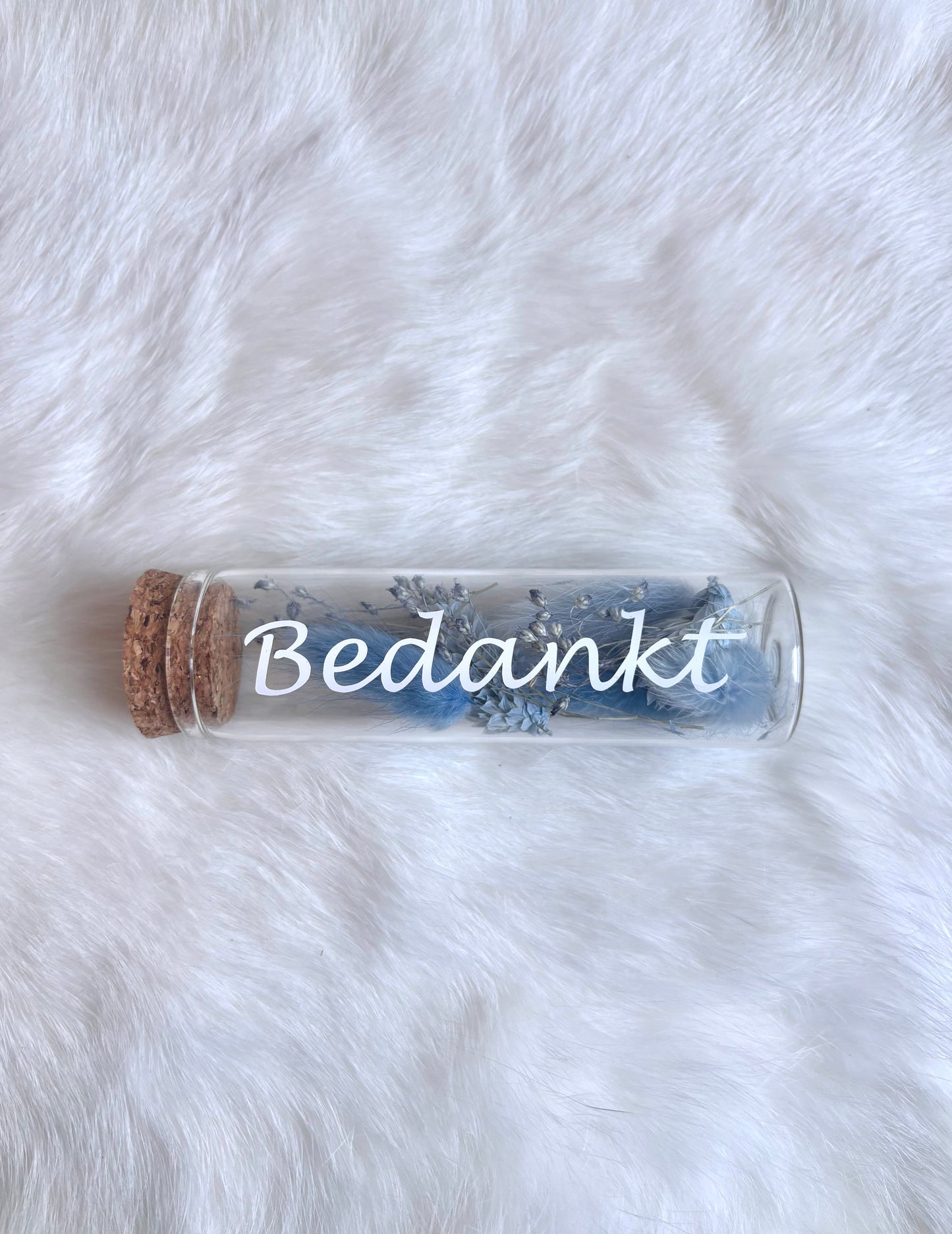 OK - Glazen buisje met kurk
blauwe droogbloemen
Tekst: bedankt wit
B 10cm
D 3cm
Prijs: €5,50
Voorraad: 1