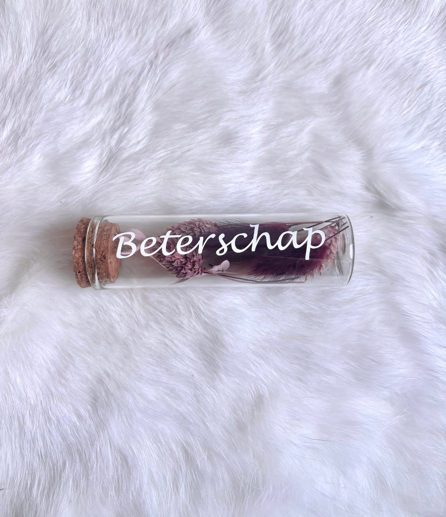 OK - Glazen buisje met kurk
pruim en oudroze droogbloemen
Tekst: beterschap wit
B 10cm
D 3cm
Prijs: €5,50
Voorraad: 1