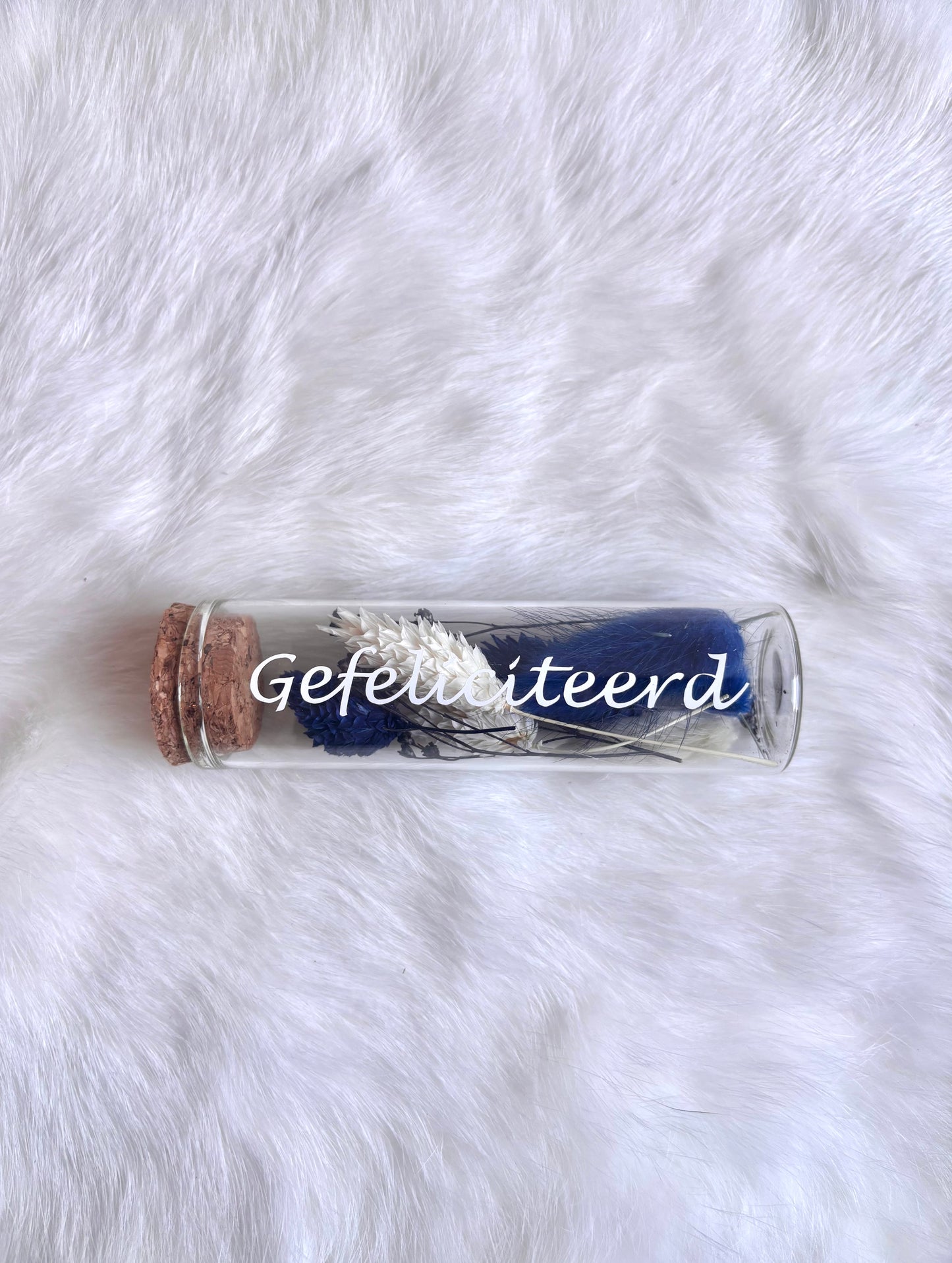 OK - Glazen buisje met kurk
witte en blauwe droogbloemen
Tekst: gefeliciteerd wit
B 10cm
D 3cm
Prijs: €5,50
Voorraad: 1