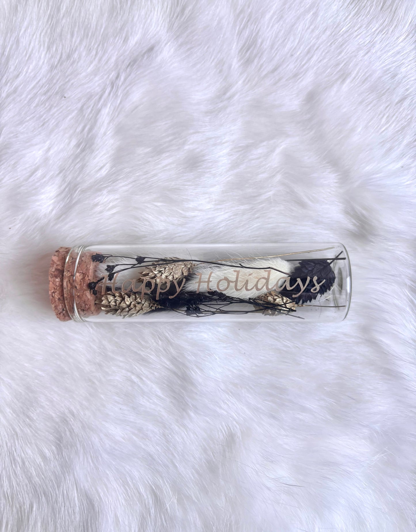 OK - Glazen buisje met kurk
gouden, zwarte en witte droogbloemen
Tekst: happy holidays goud
B 10cm
D 3cm
Prijs: €5,50
Voorraad: 1