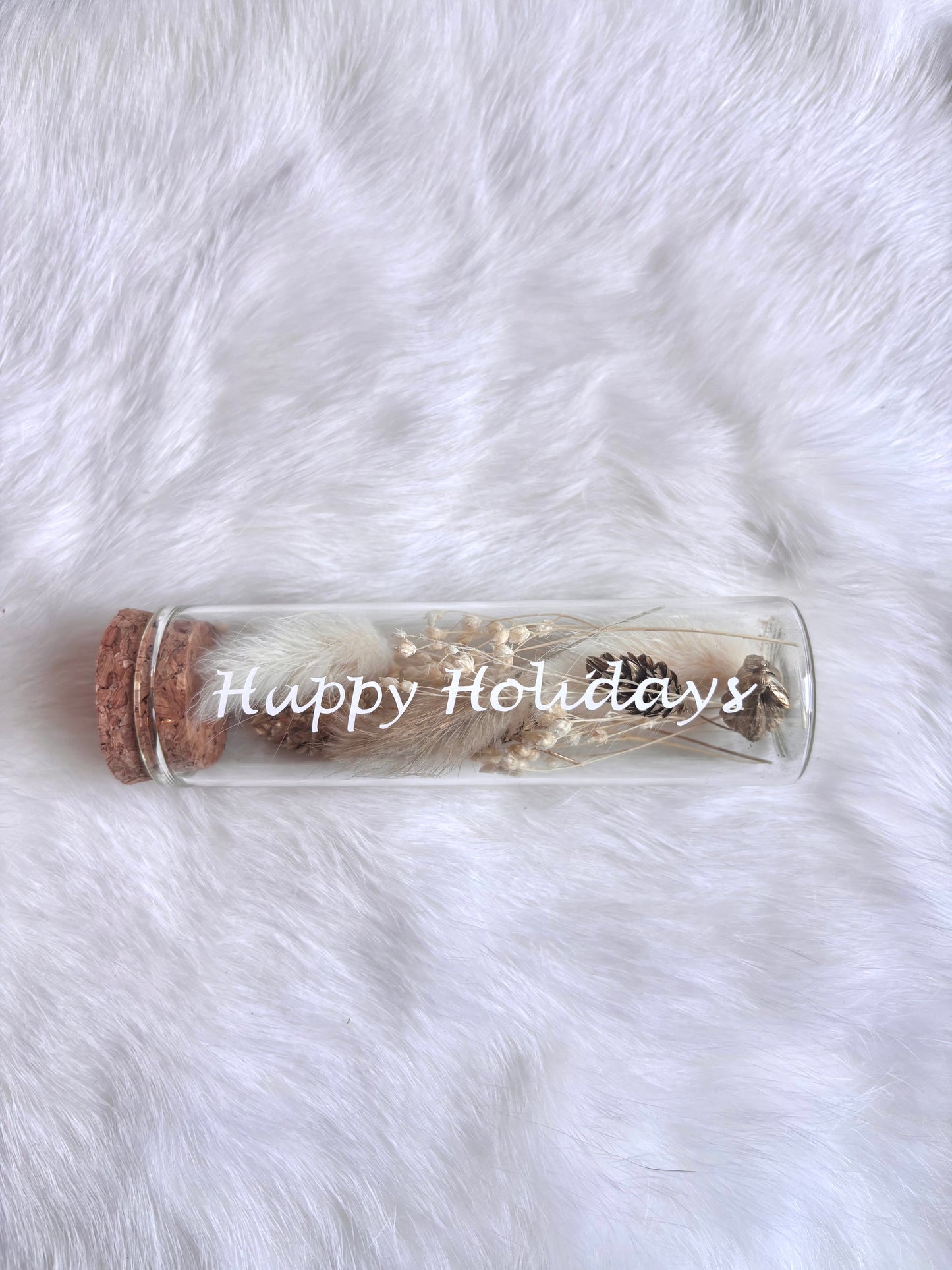 OK - Glazen buisje met kurk
beige en witte droogbloemen
Tekst: happy holidays
B 10cm
D 3cm
Prijs: €5,50
Voorraad: 1