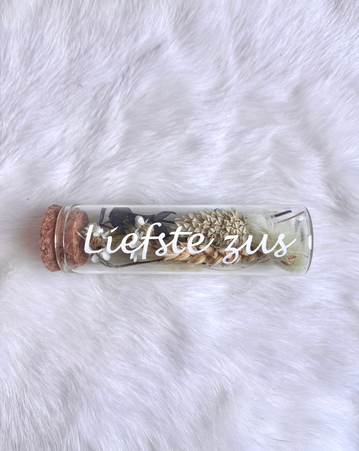 OK - Glazen buisje met kurk
groene tinten en witte droogbloemen
Tekst: liefste zus wit
B 10cm
D 3cm
Prijs: €5,50
Voorraad: 1