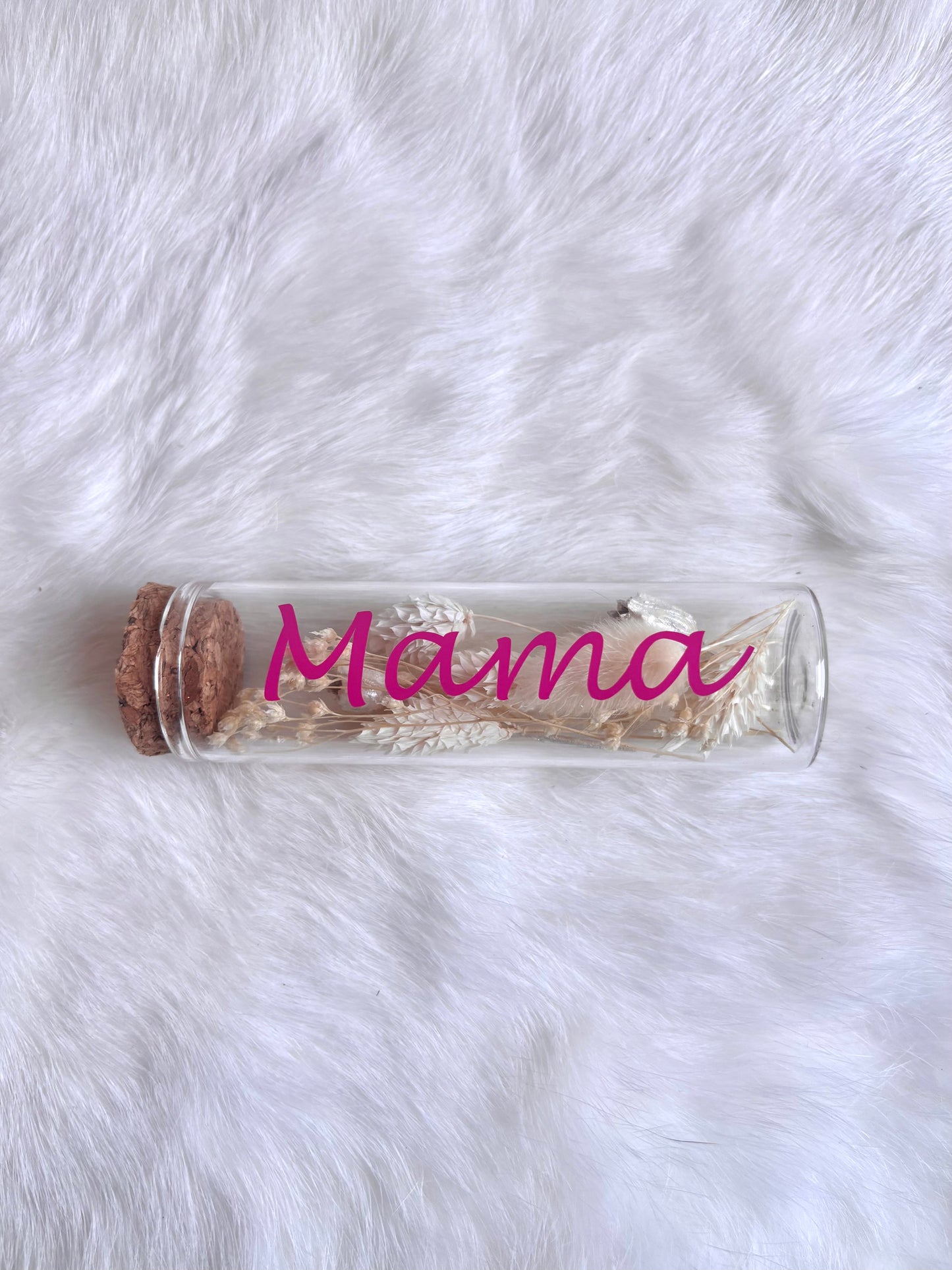 OK - Glazen buisje met kurk
witte droogbloemen
Tekst: mama roos
B 10cm
D 3cm
Prijs: €5,50
Voorraad: 1