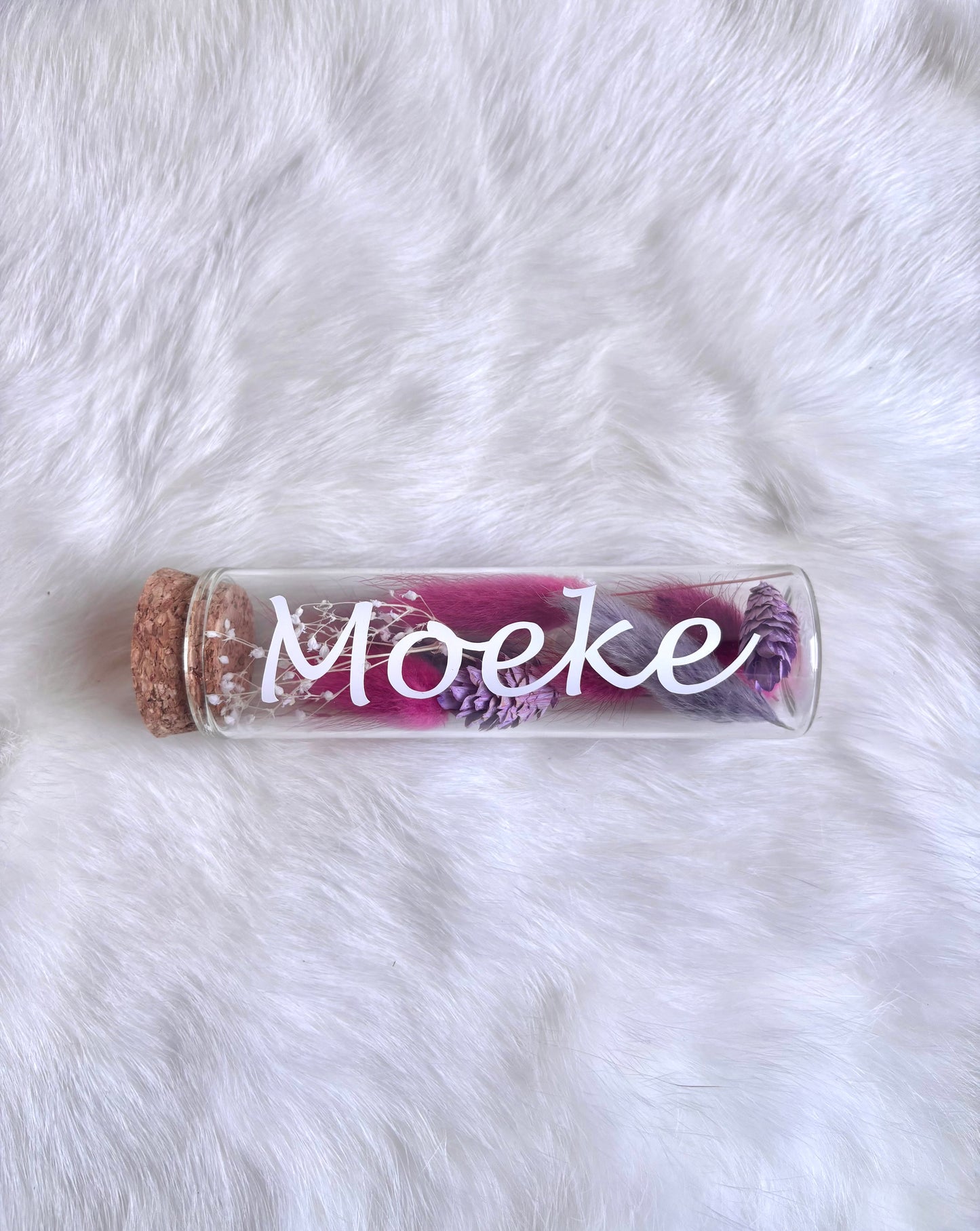 OK - Glazen buisje met kurk
fuchsia en paarse droogbloemen
Tekst: moeke wit
B 10cm
D 3cm
Prijs: €5,50
Voorraad: 1