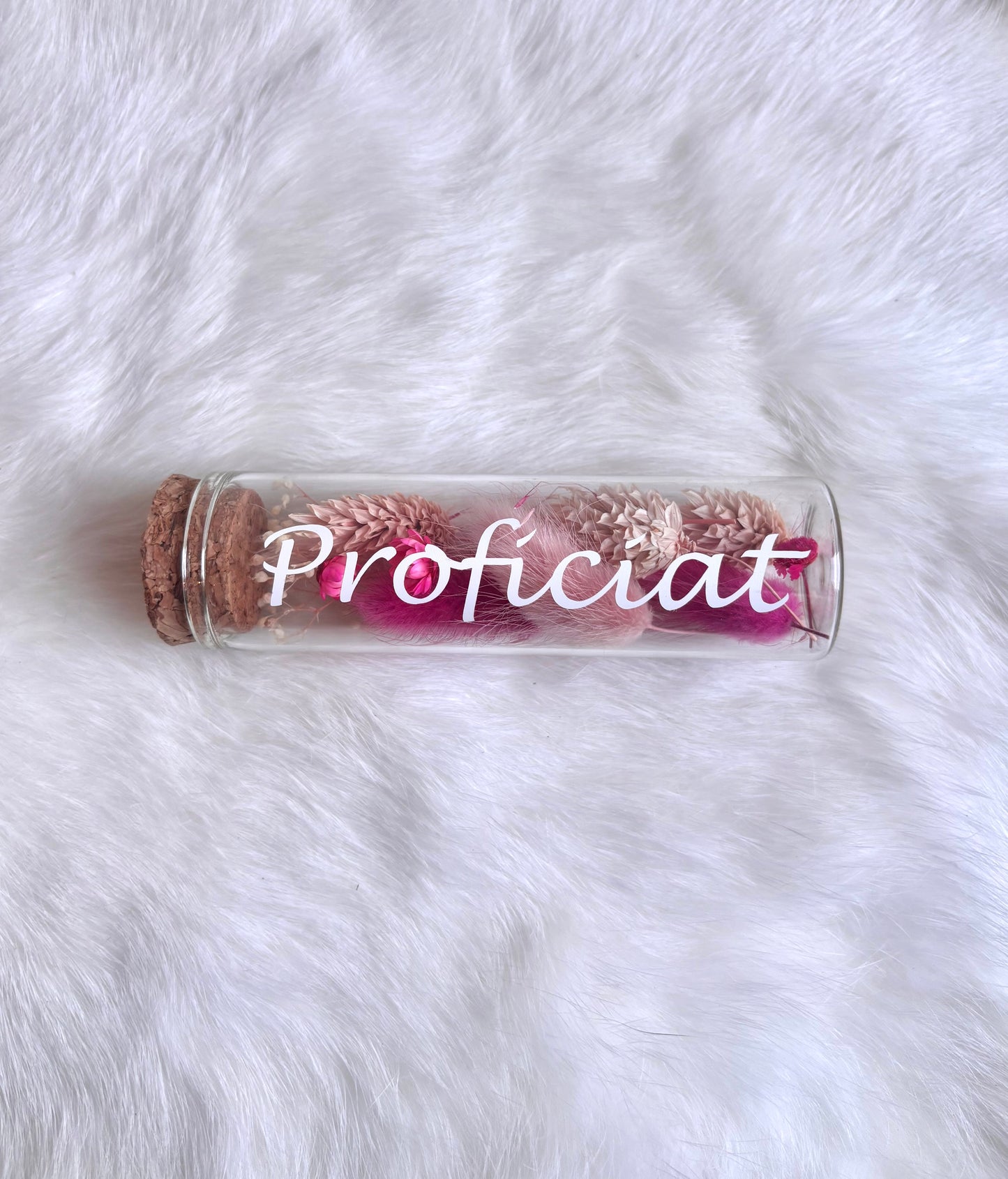 OK - Glazen buisje met kurk
fuchsia en lichtroze droogbloemen
Tekst: proficiat wit
B 10cm
D 3cm
Prijs: €5,50
Voorraad: 1