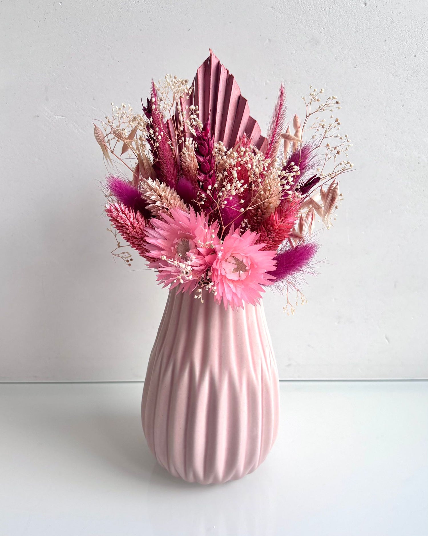 Vazen met droogbloemen