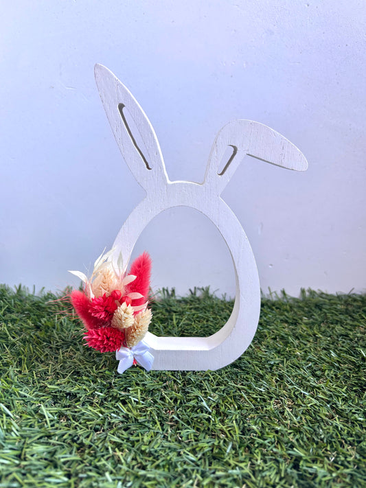 OK - Konijn met 1 oor omhoog en 1 naar beneden
Boeketje droogbloemen aan met rood en wit

Hoogte: 19cm 
€9,90
Voorraad: 1
Paascollectie